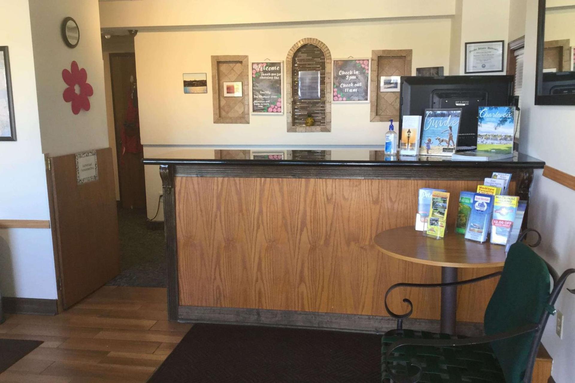 Super 8 by Wyndham Petoskey photo 2