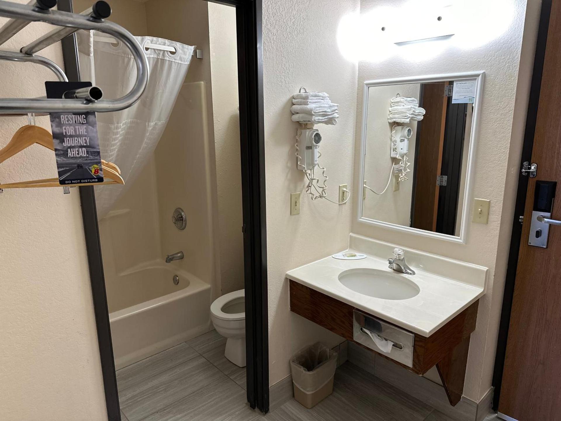 Super 8 by Wyndham Columbia Clark Lane photo 25