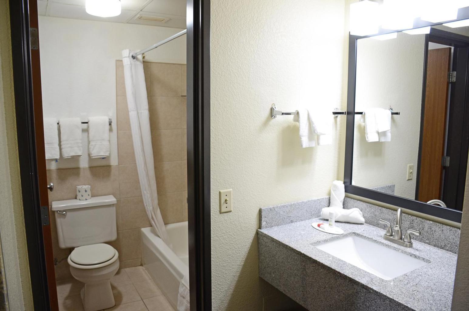 Baymont by Wyndham Waupun photo 13