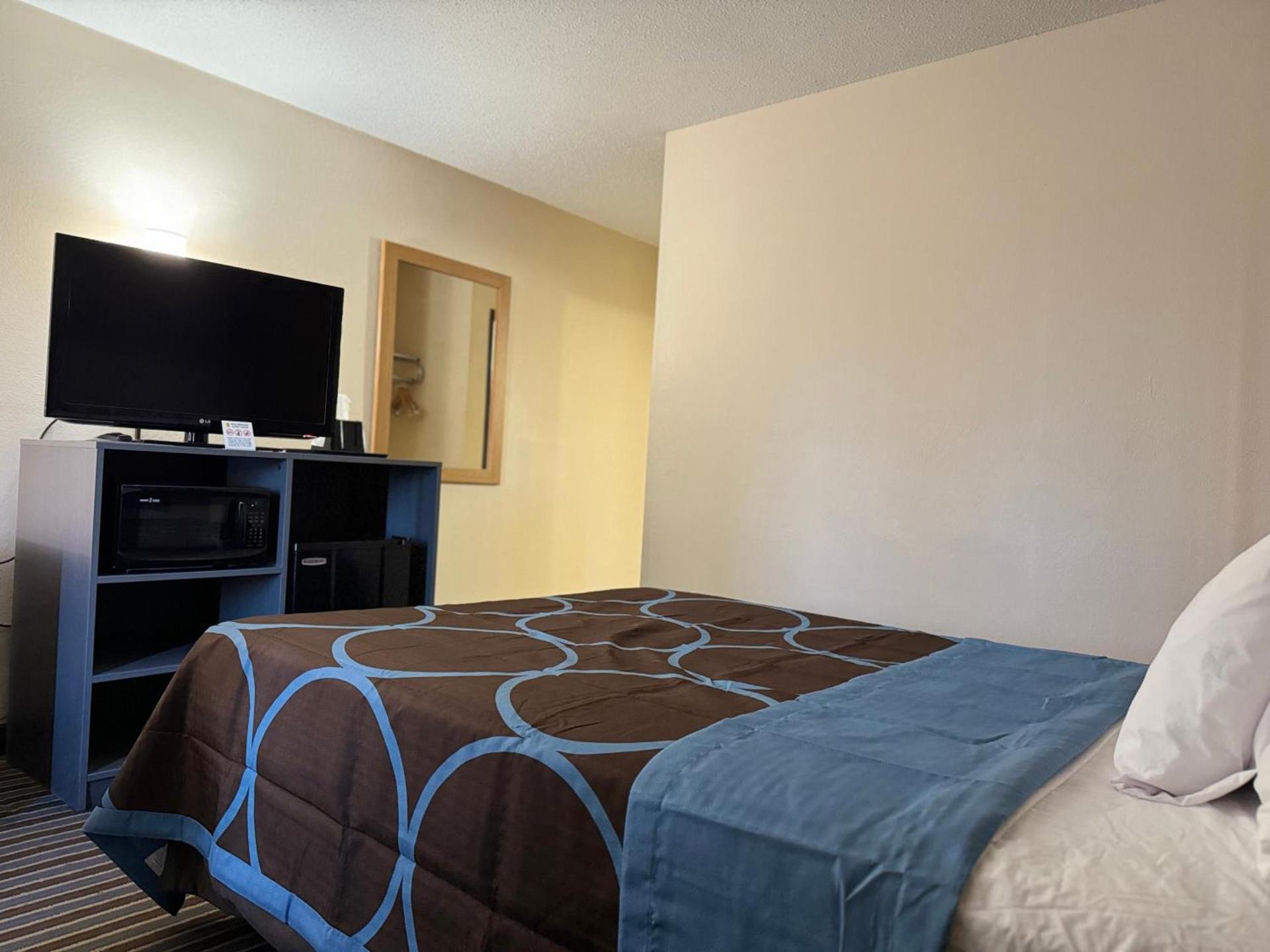 Super 8 by Wyndham Columbia Clark Lane photo 32