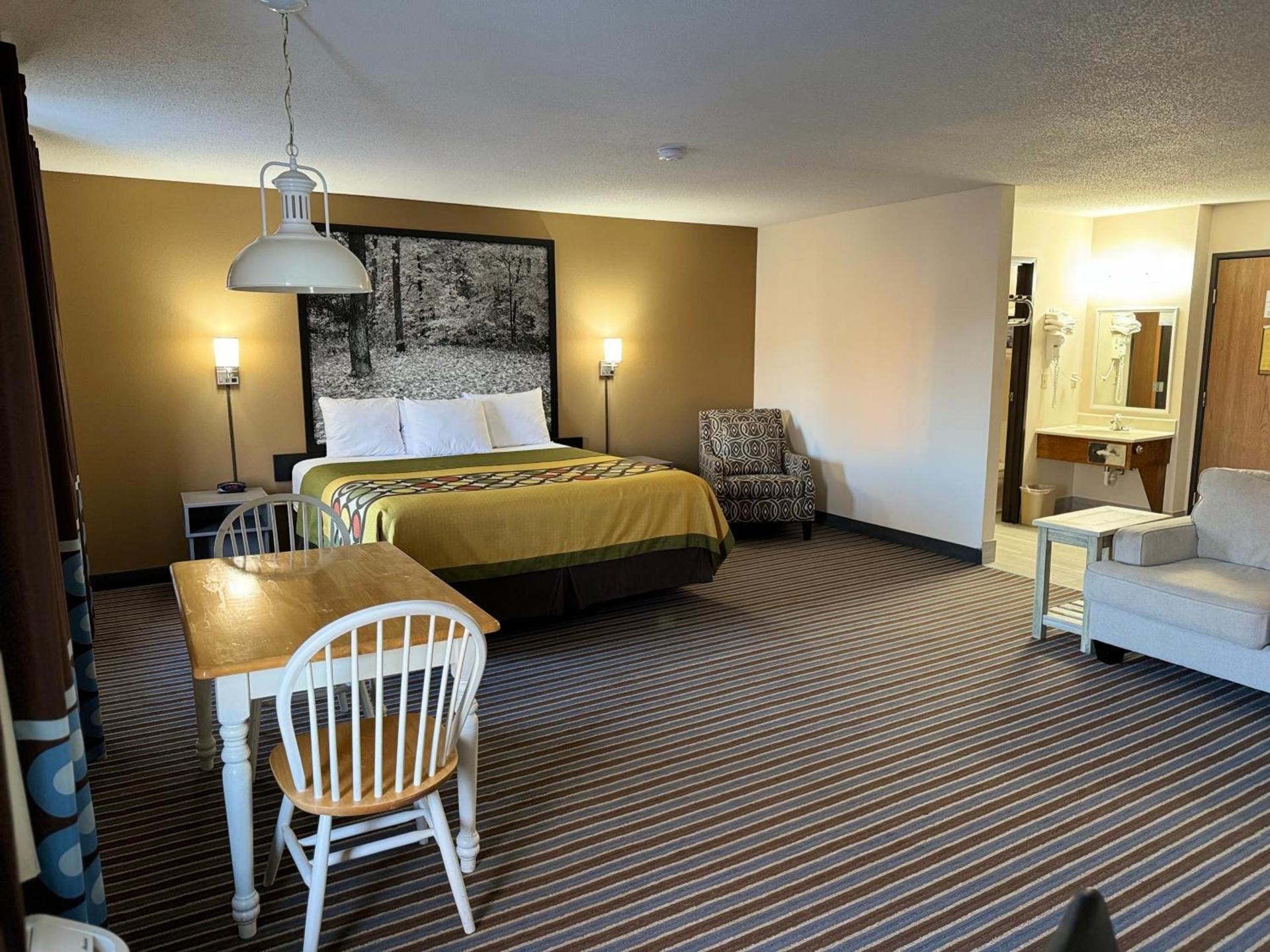 Super 8 by Wyndham Columbia Clark Lane photo 35