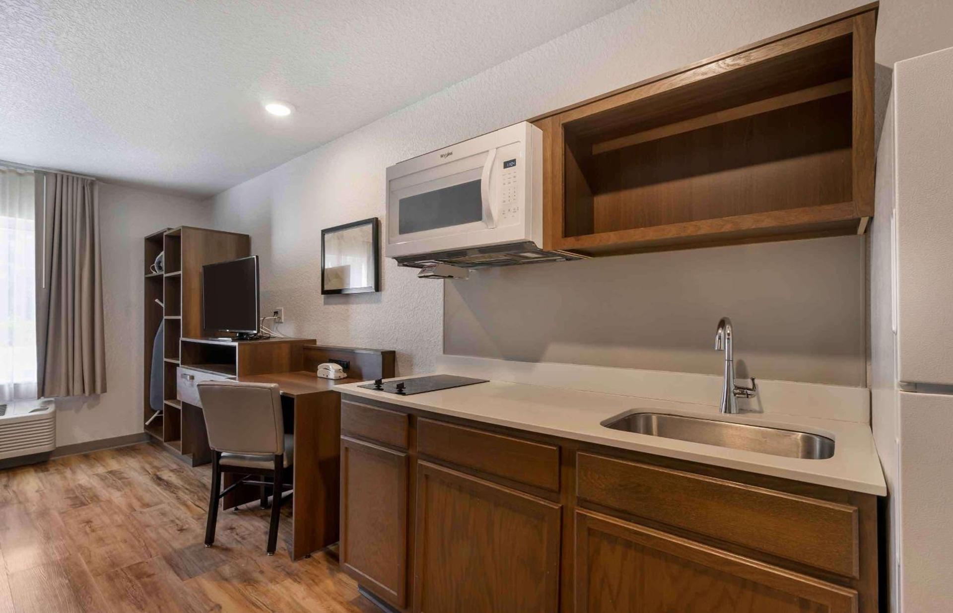 Extended Stay America Select Suites - Tampa - Brandon - East photo 9