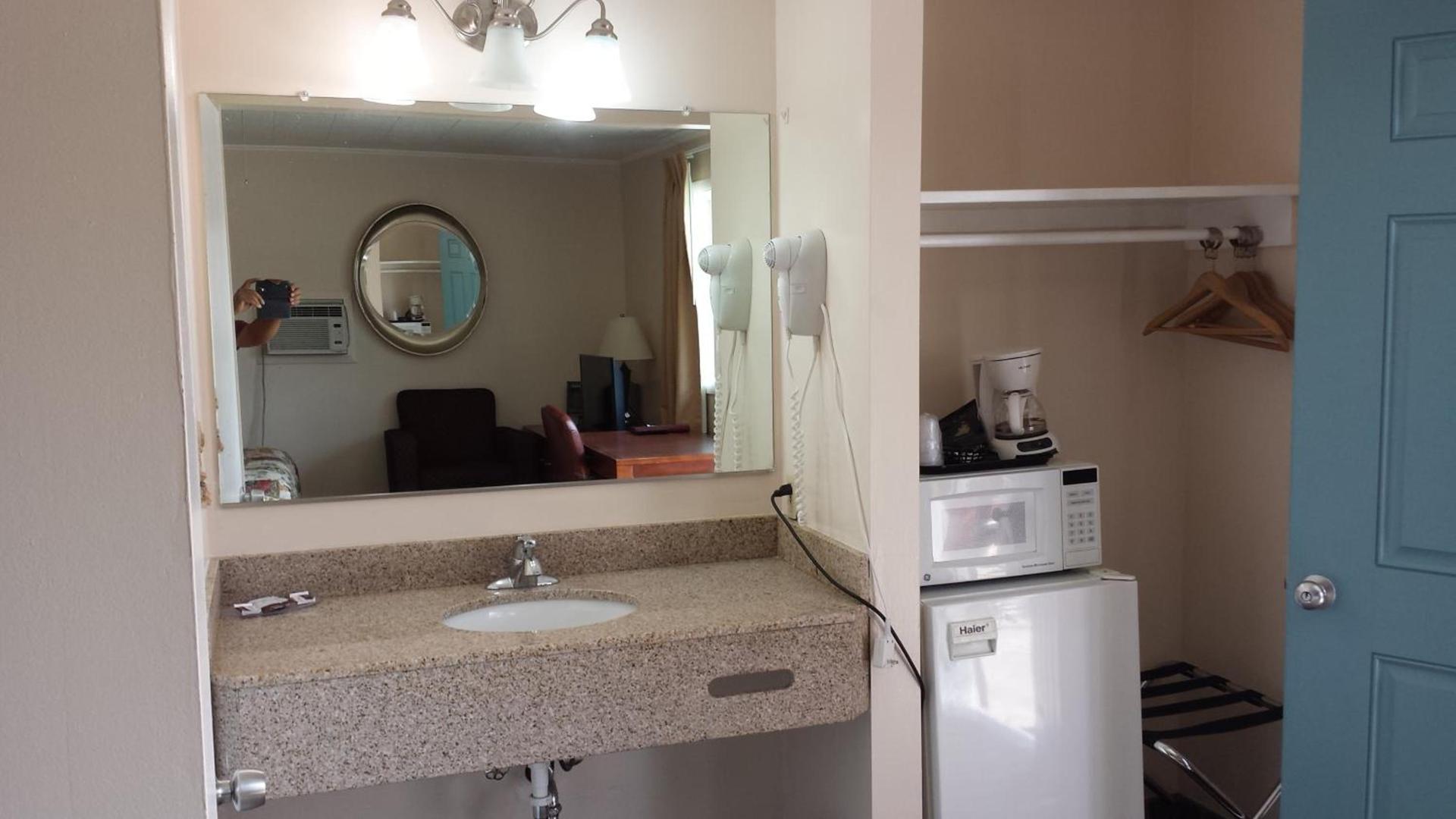 Executive Inn & Suites photo 8