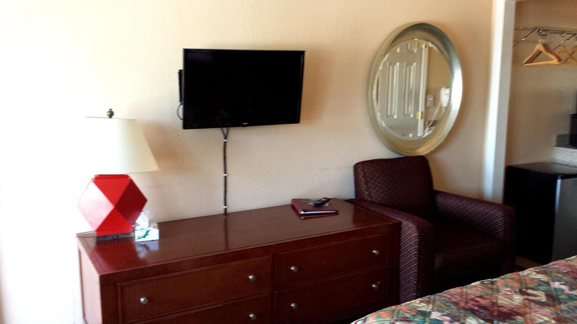 Executive Inn & Suites photo 5
