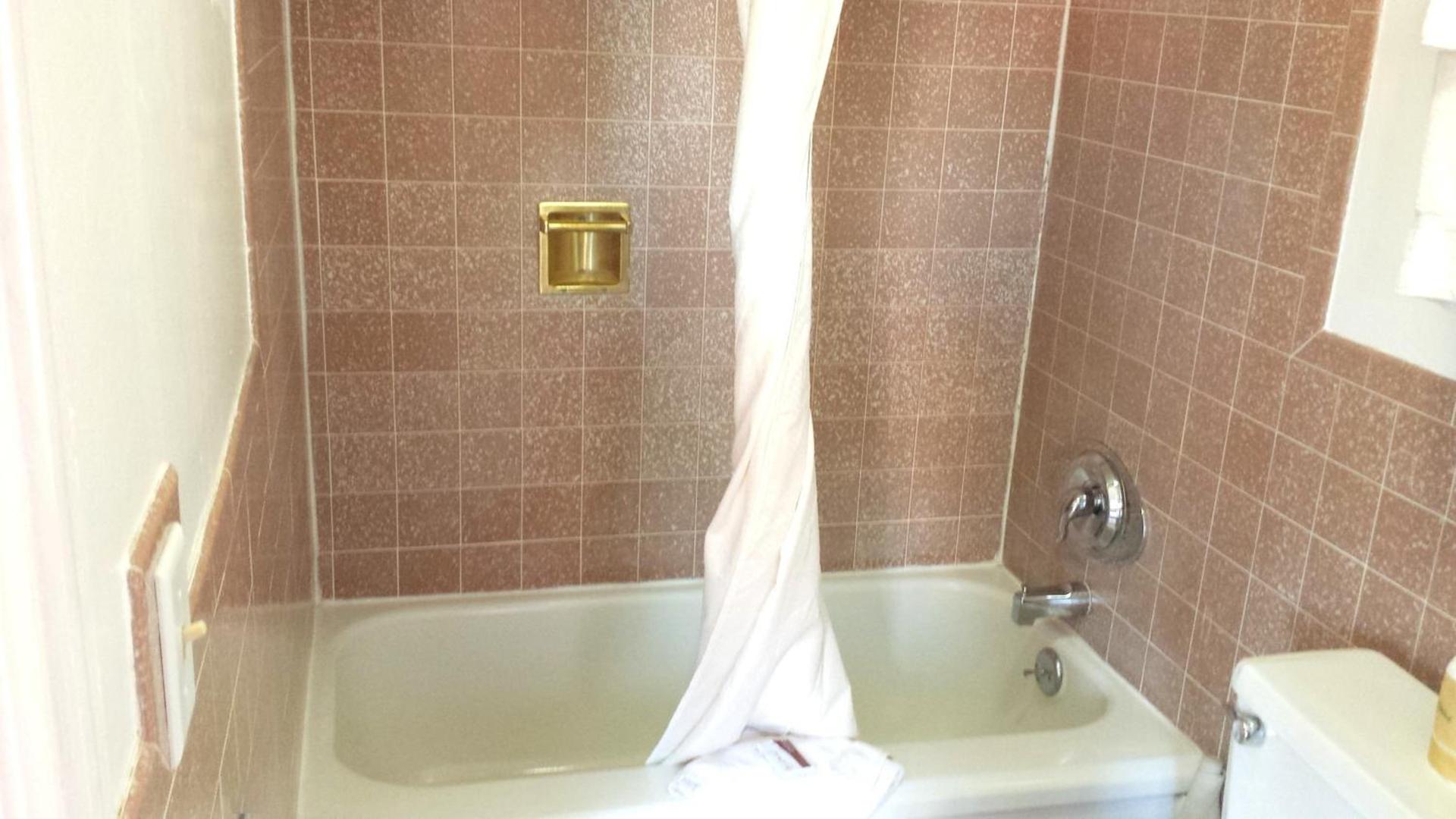 Executive Inn & Suites photo 11