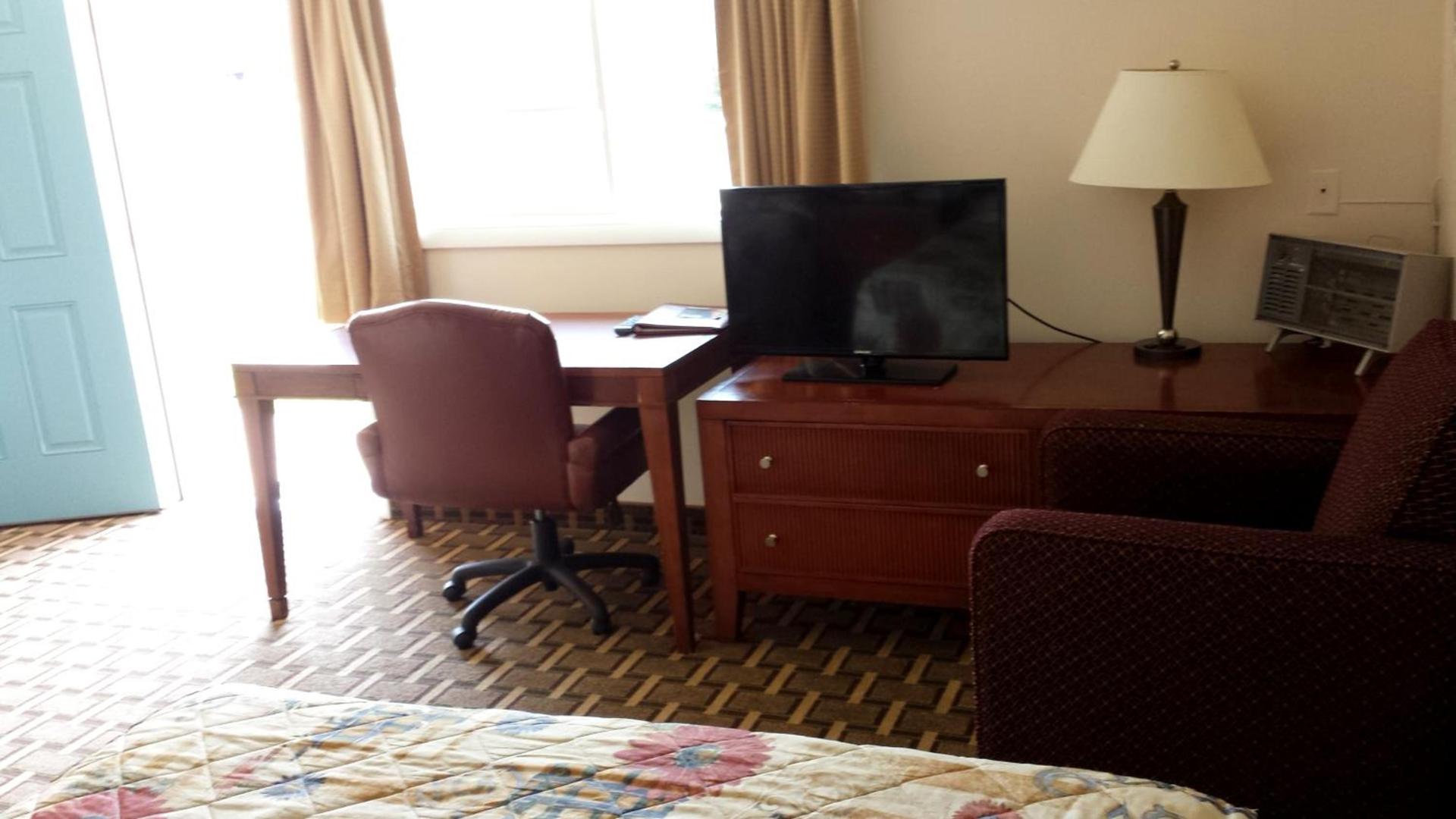 Executive Inn & Suites photo 4