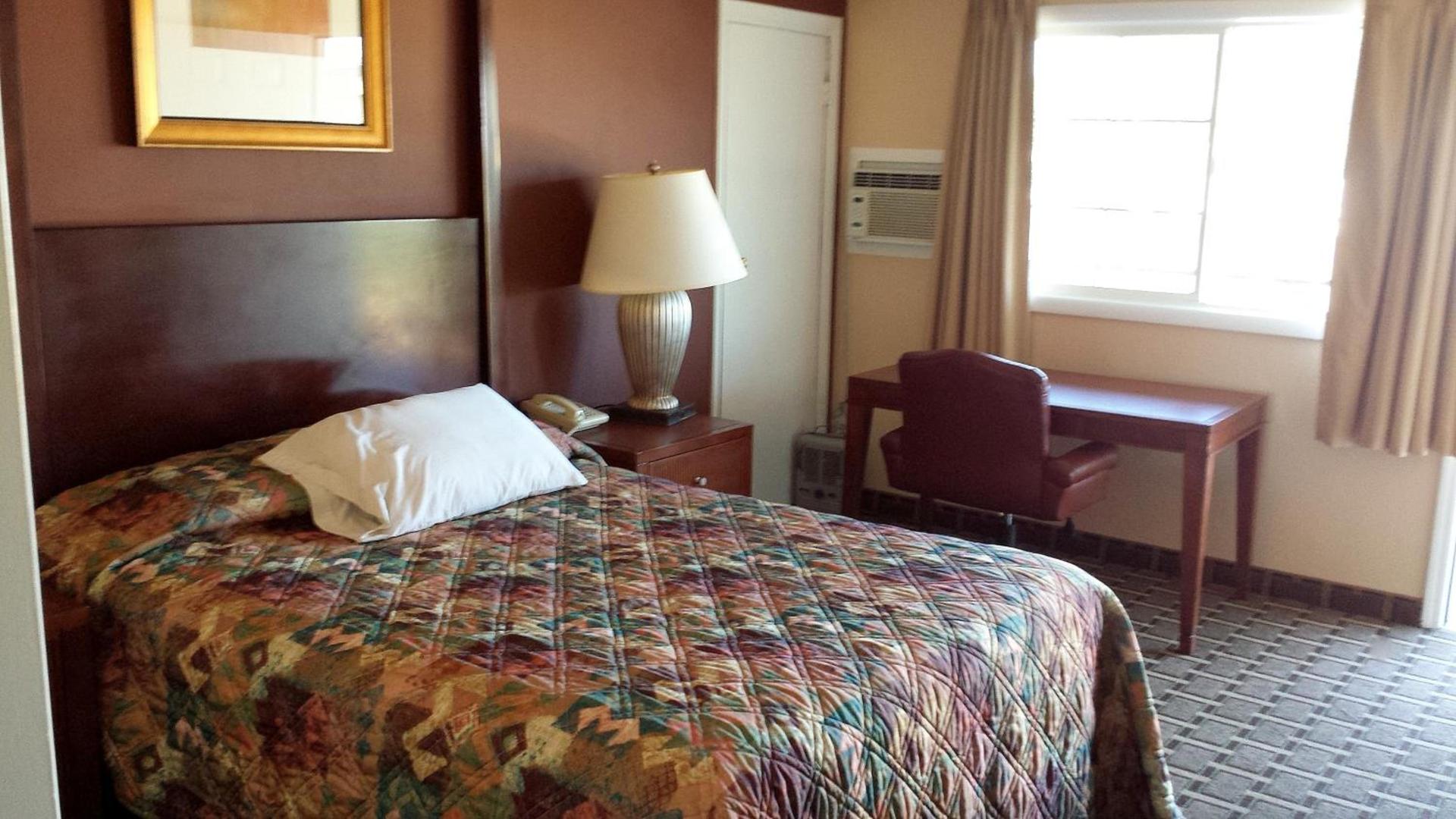 Executive Inn & Suites photo 15