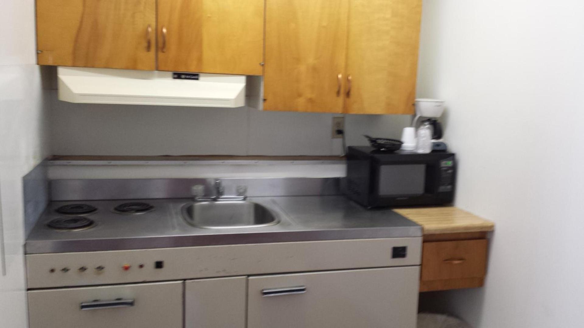 Executive Inn & Suites photo 7