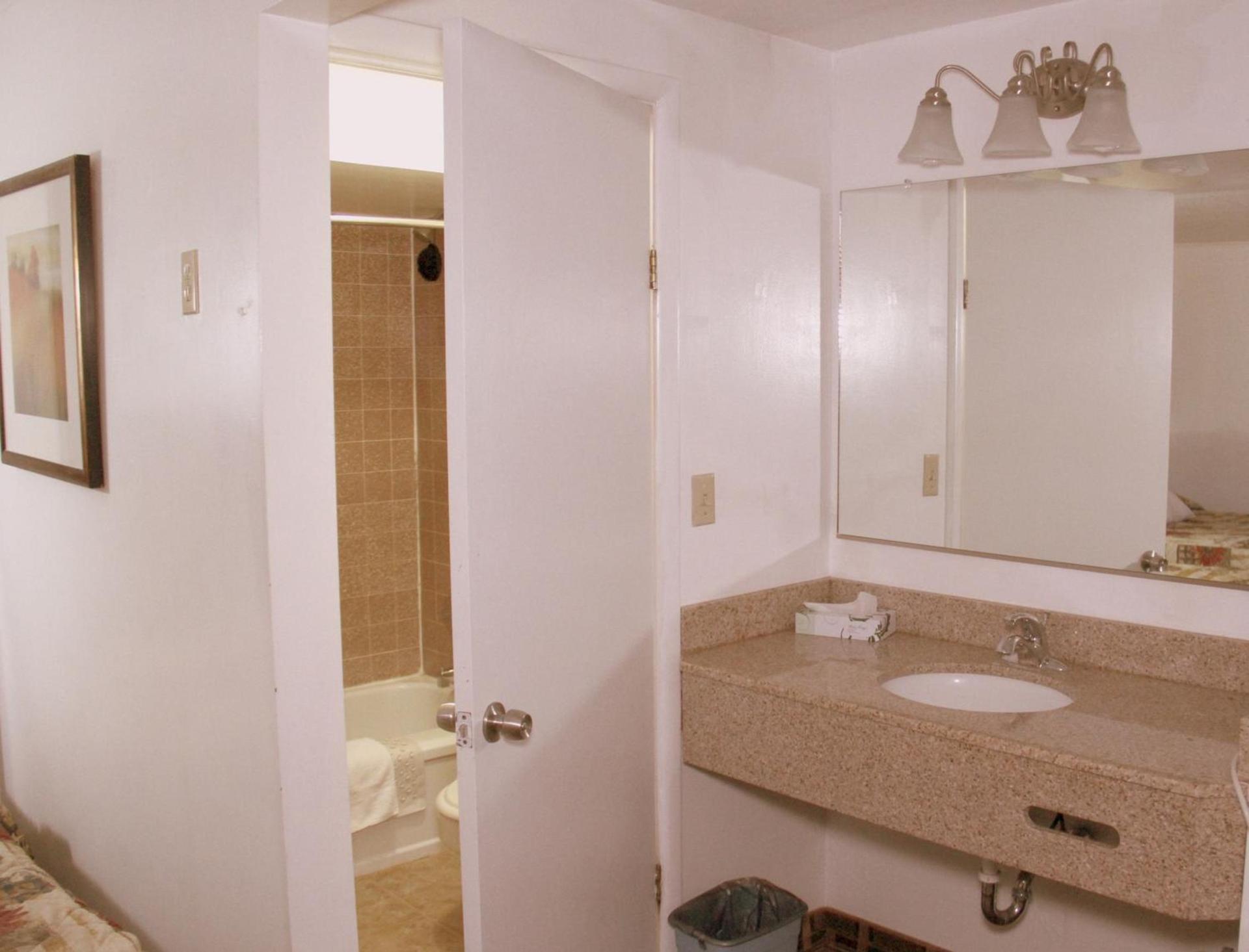 Executive Inn & Suites photo 9