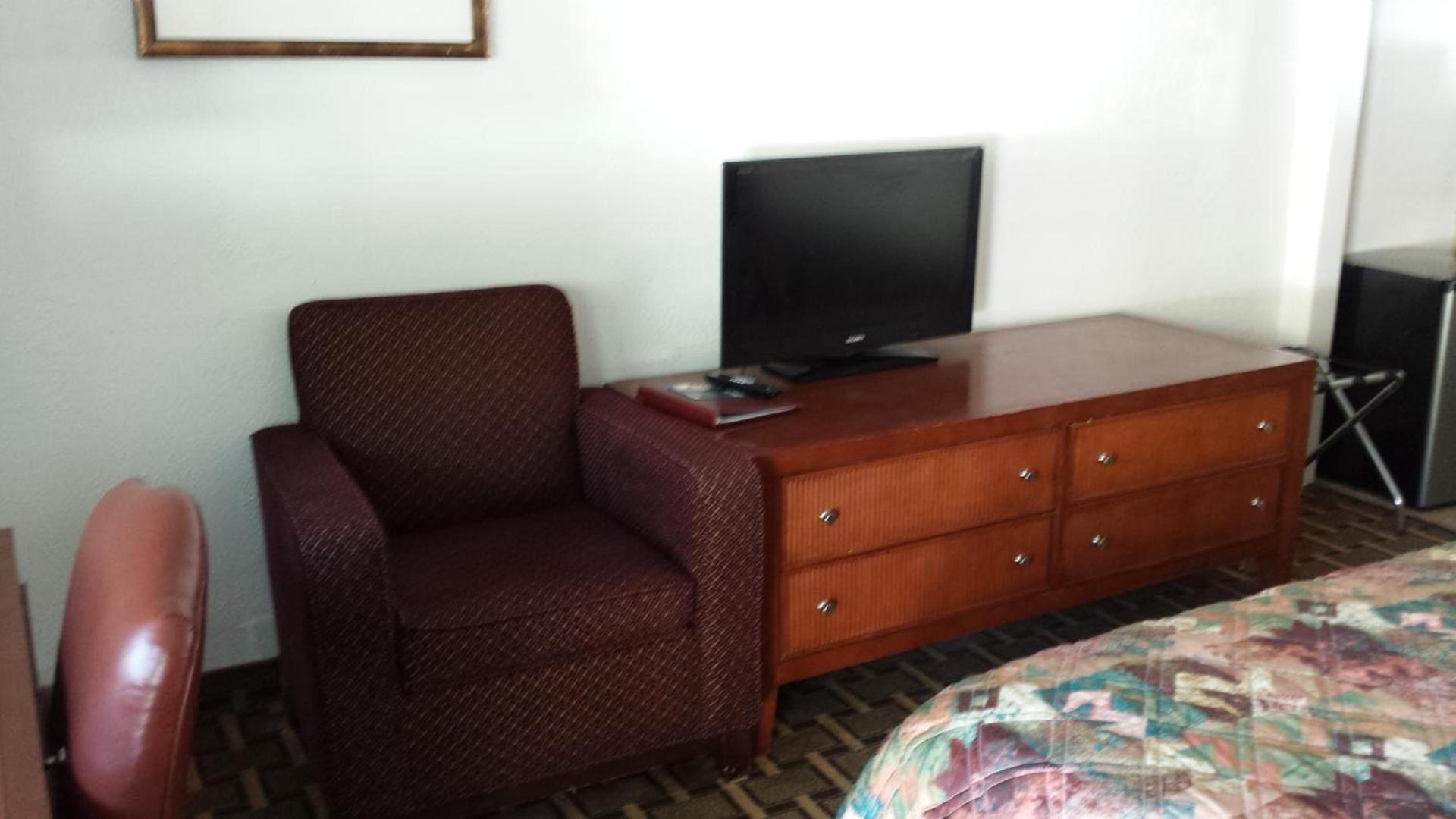 Executive Inn & Suites photo 3