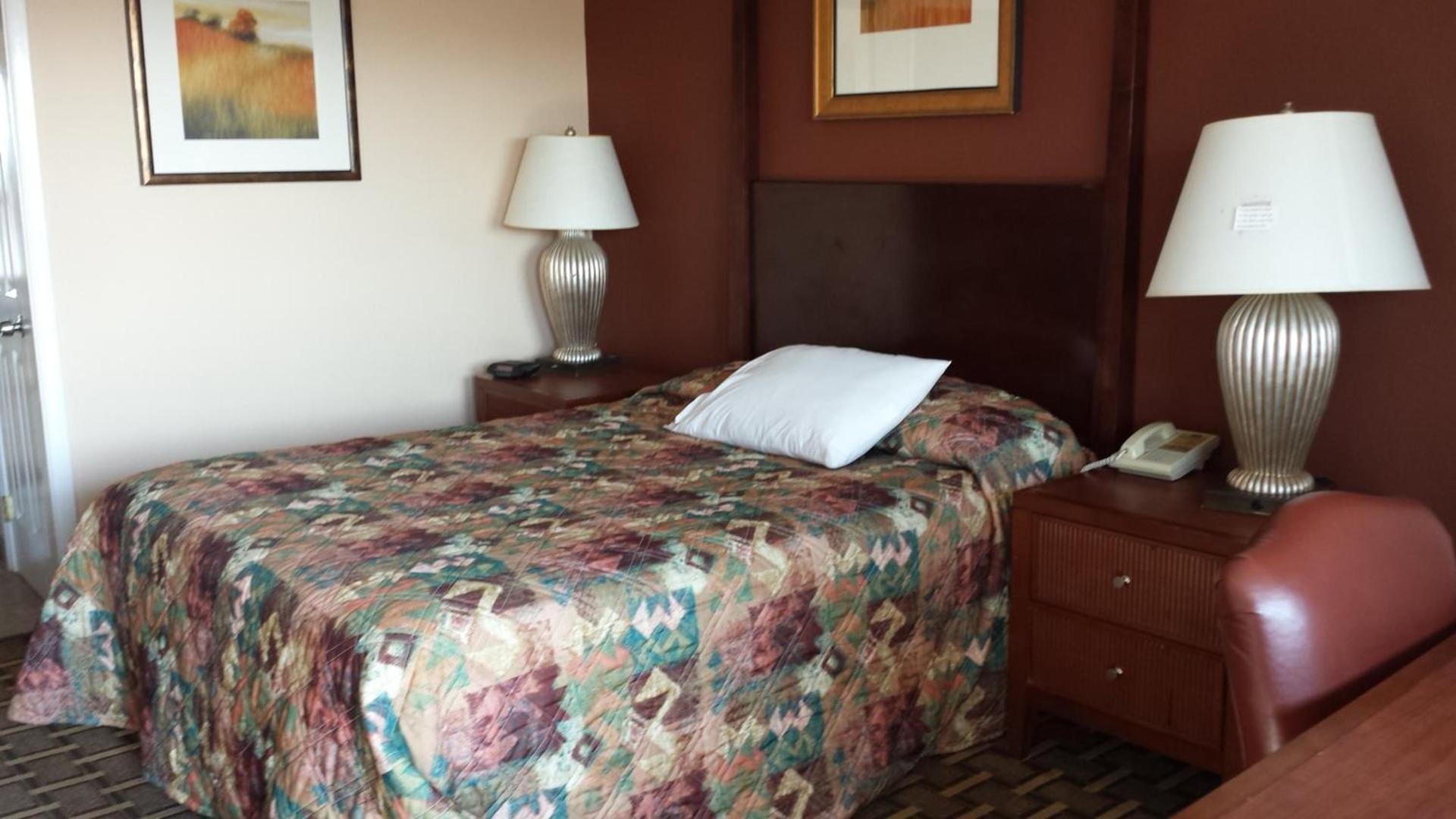 Executive Inn & Suites photo 14