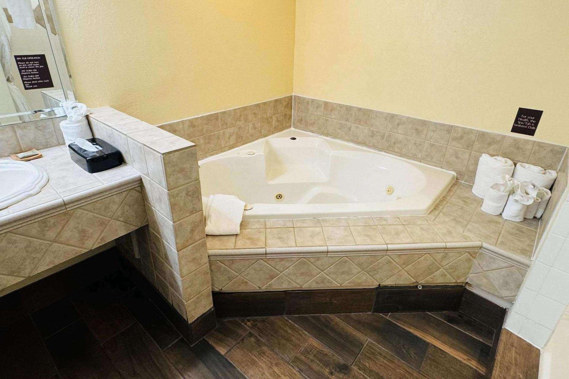 Country Inn & Suites by Radisson, Mishawaka, IN photo 11