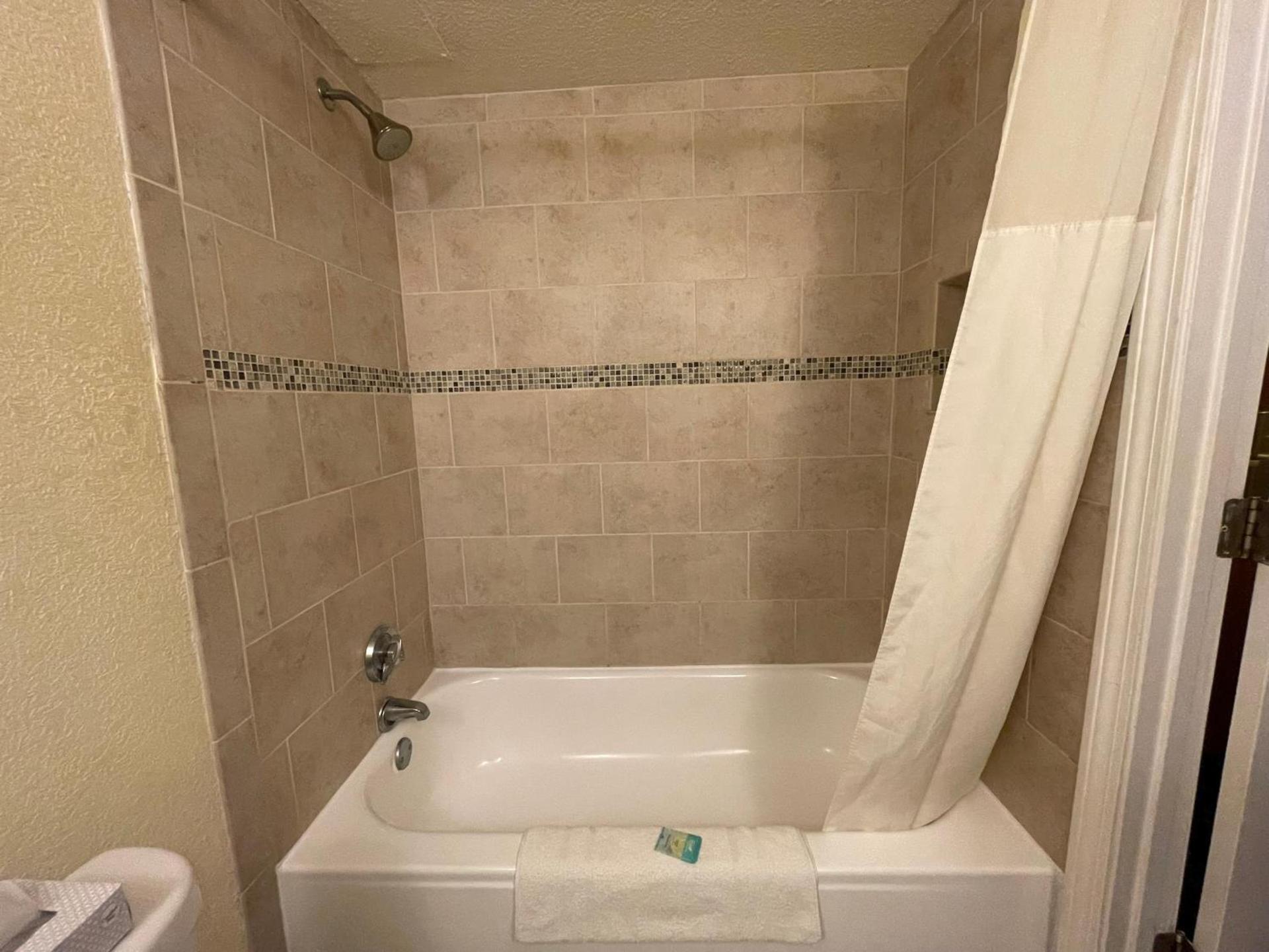 Lakeside Inn photo 32