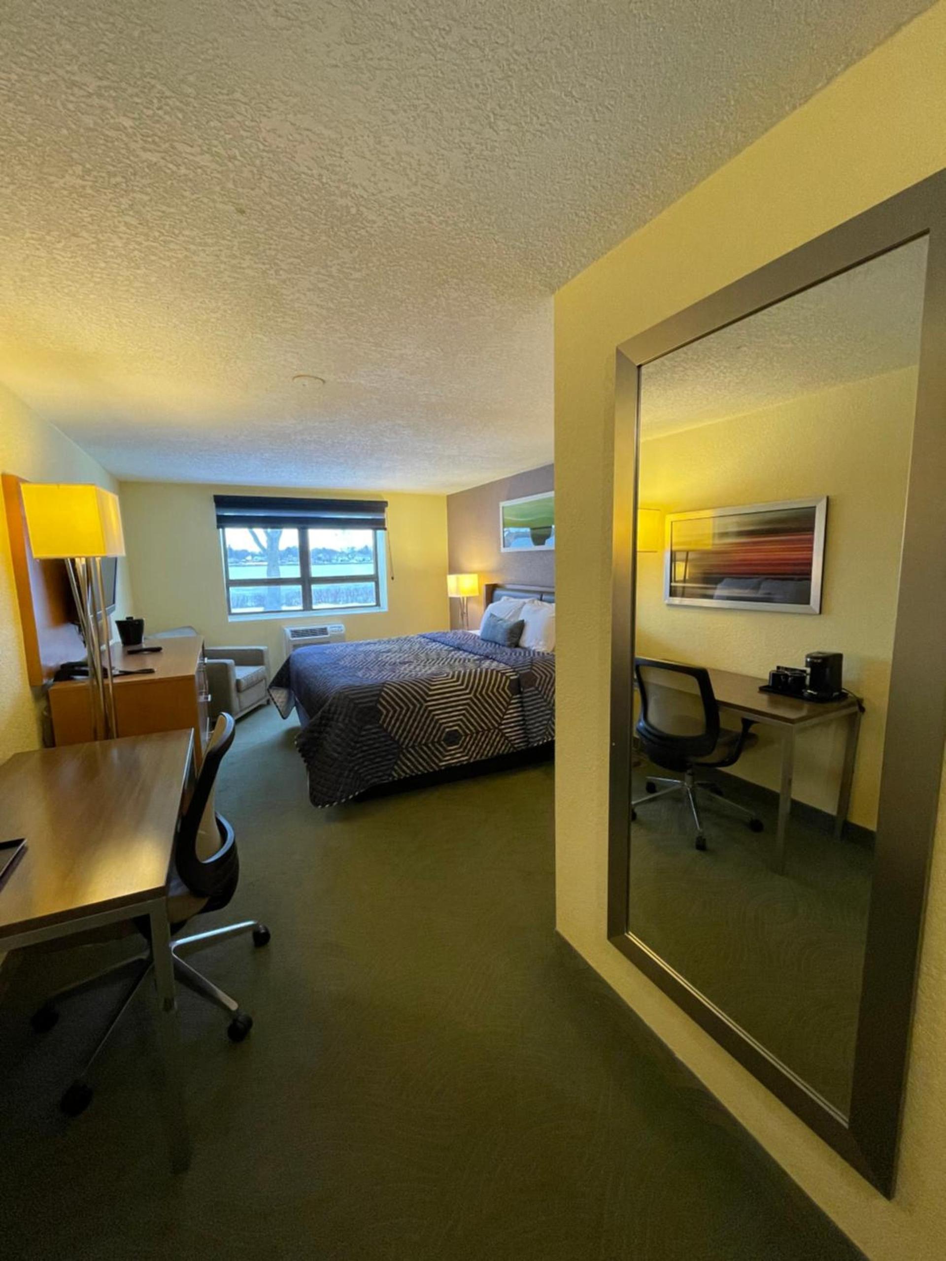 Lakeside Inn photo 16