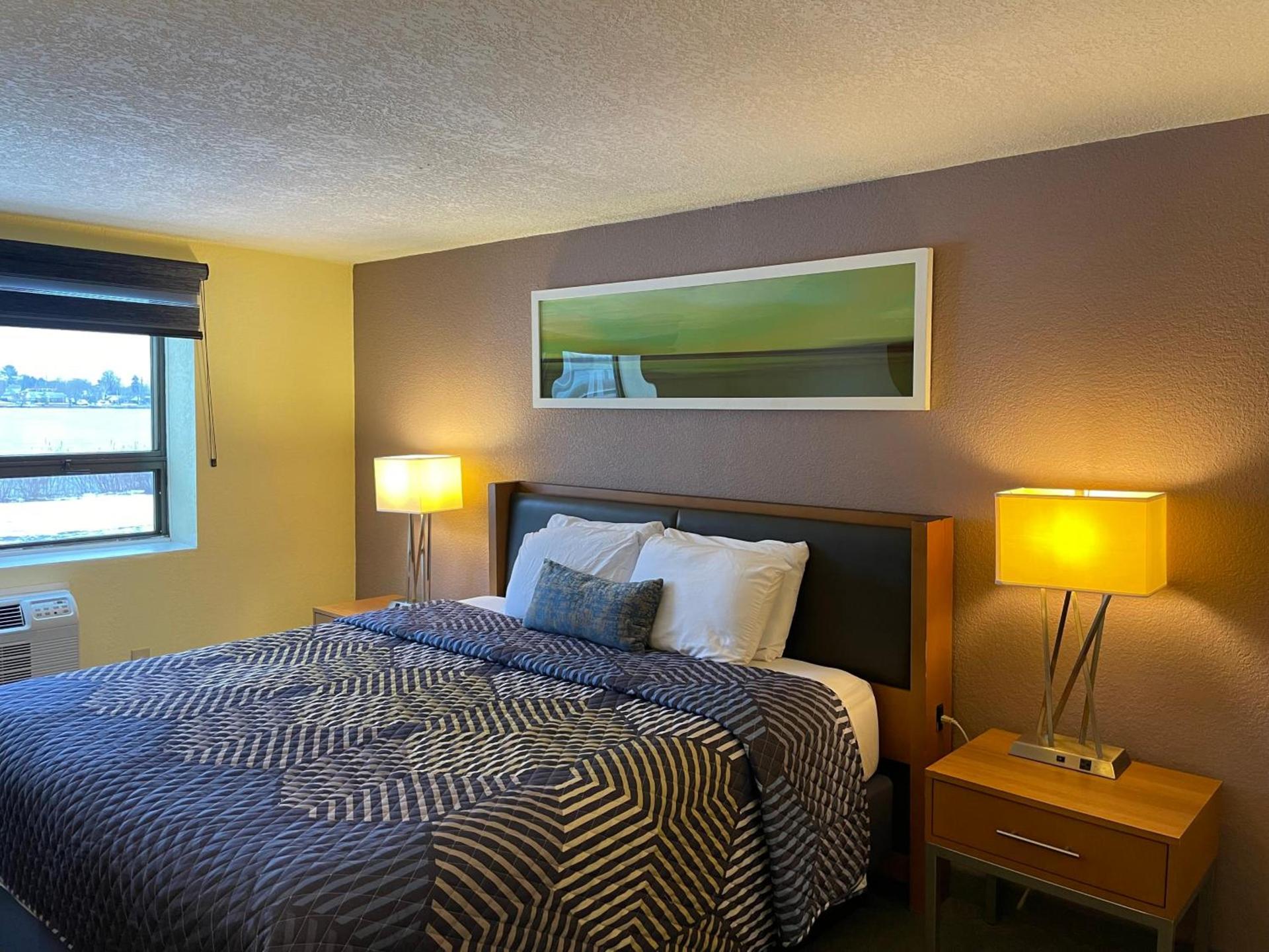 Lakeside Inn photo 14