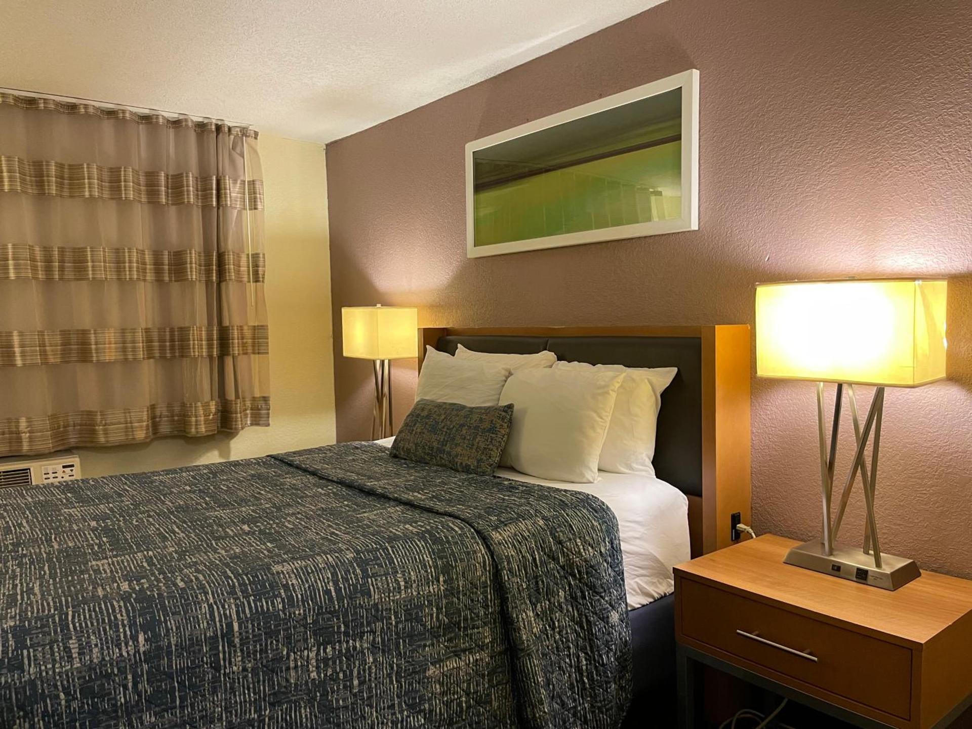 Lakeside Inn photo 21