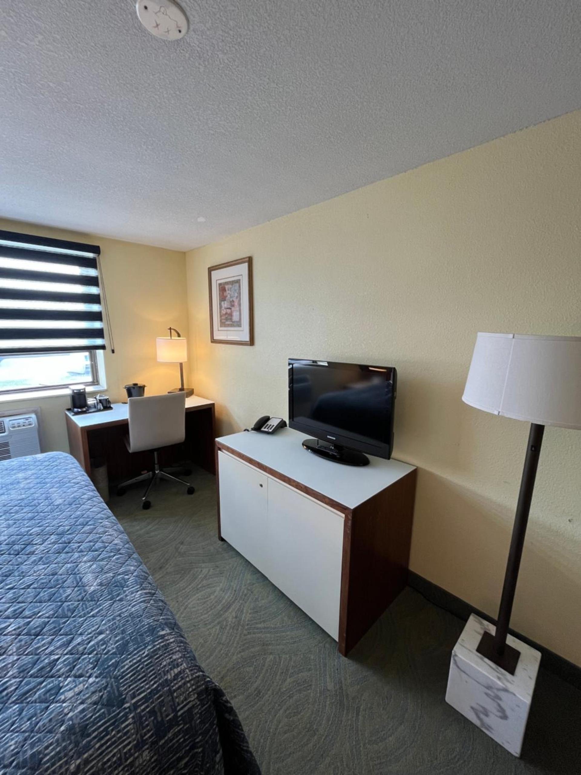 Lakeside Inn photo 26