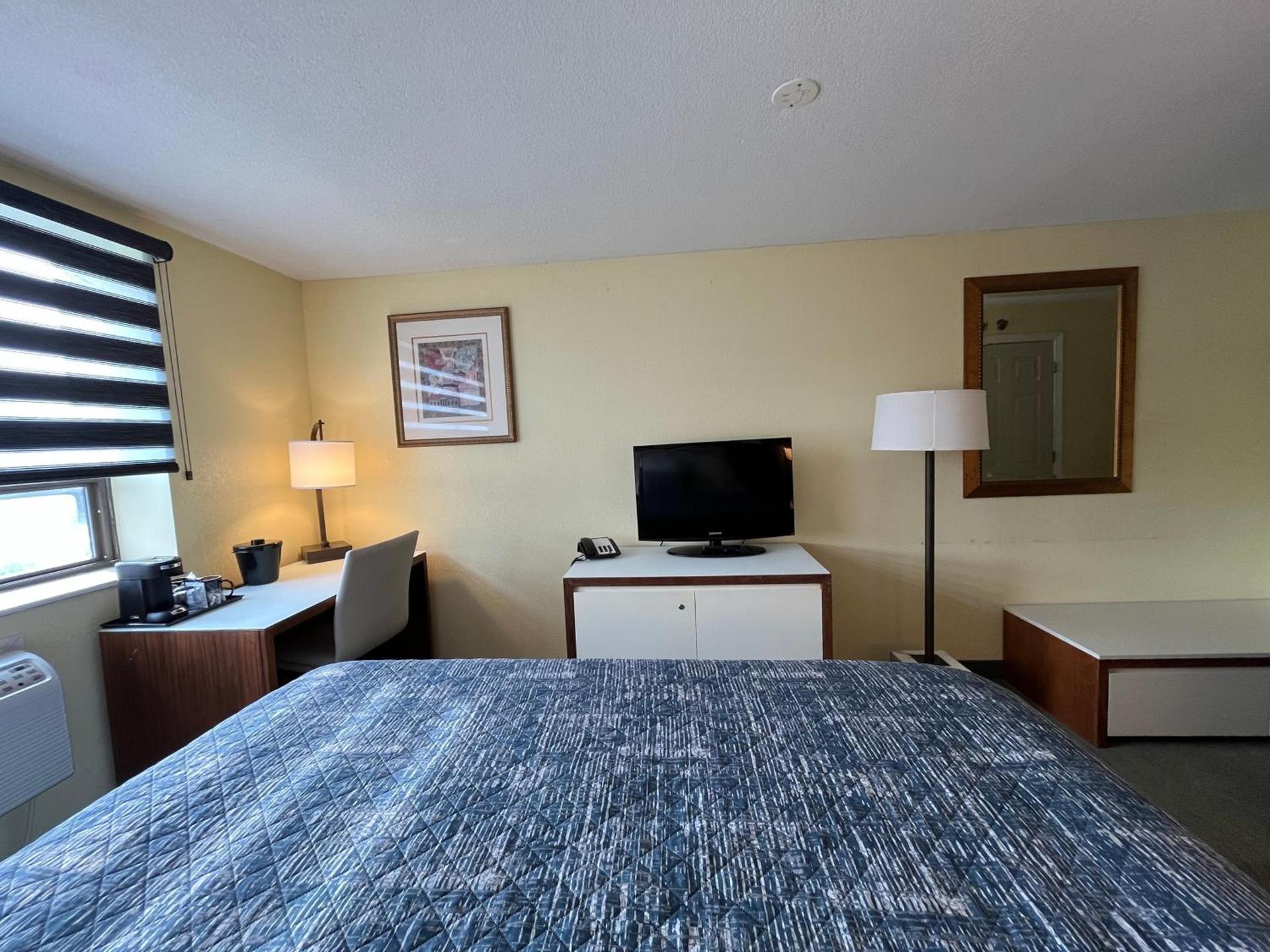 Lakeside Inn photo 24