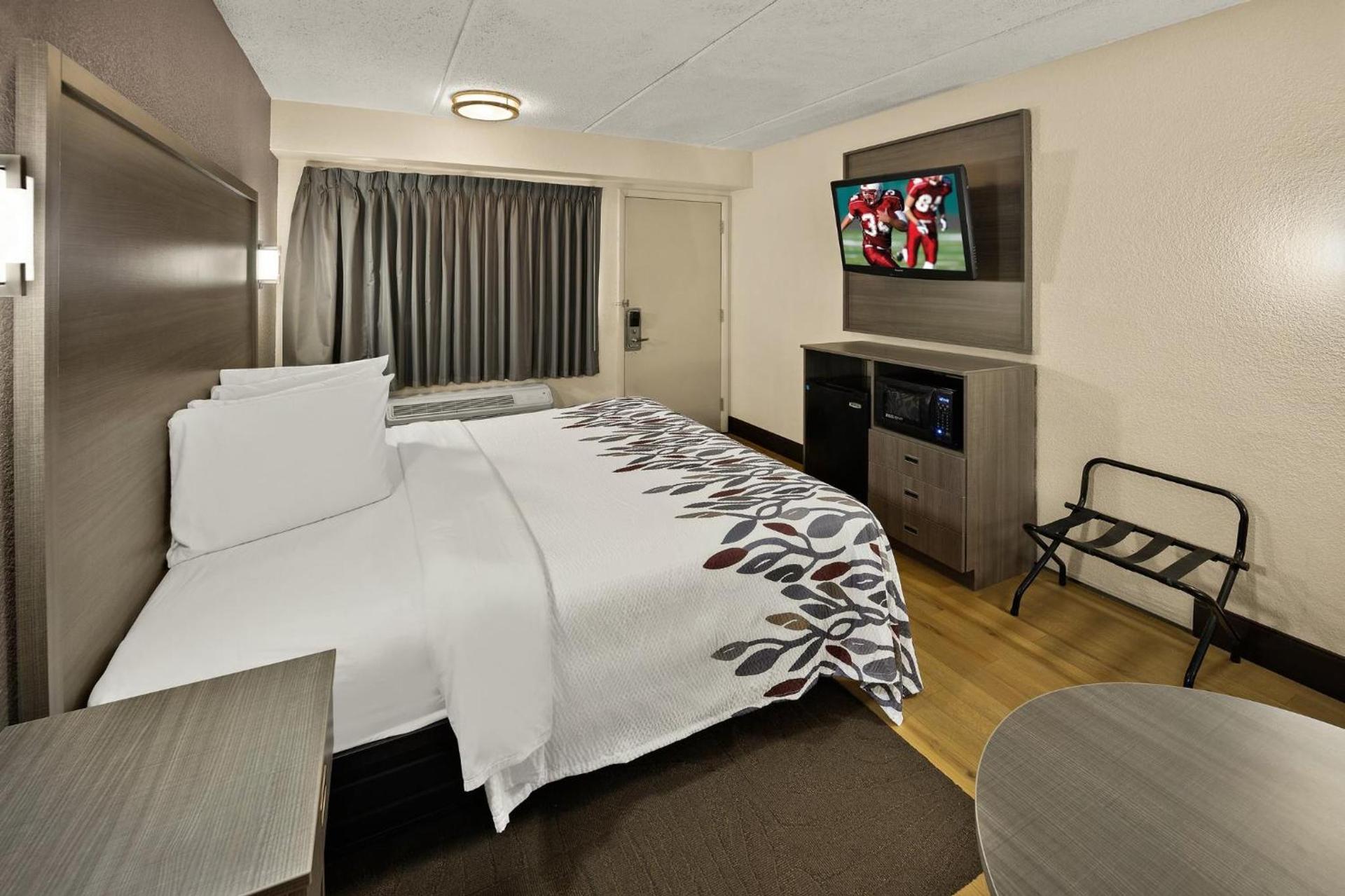Red Roof Inn Chapel Hill - UNC photo 9