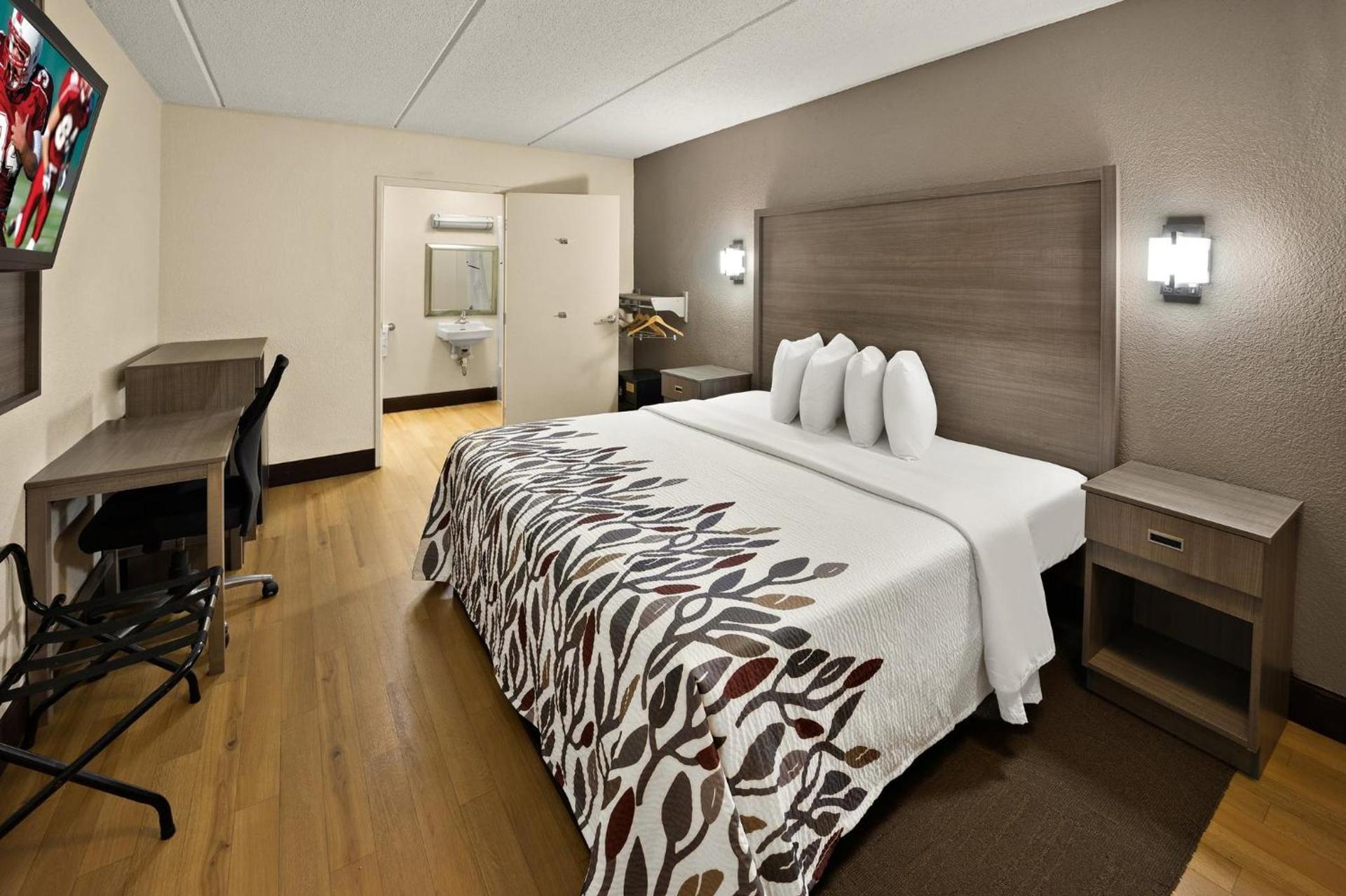 Red Roof Inn Chapel Hill - UNC photo 20