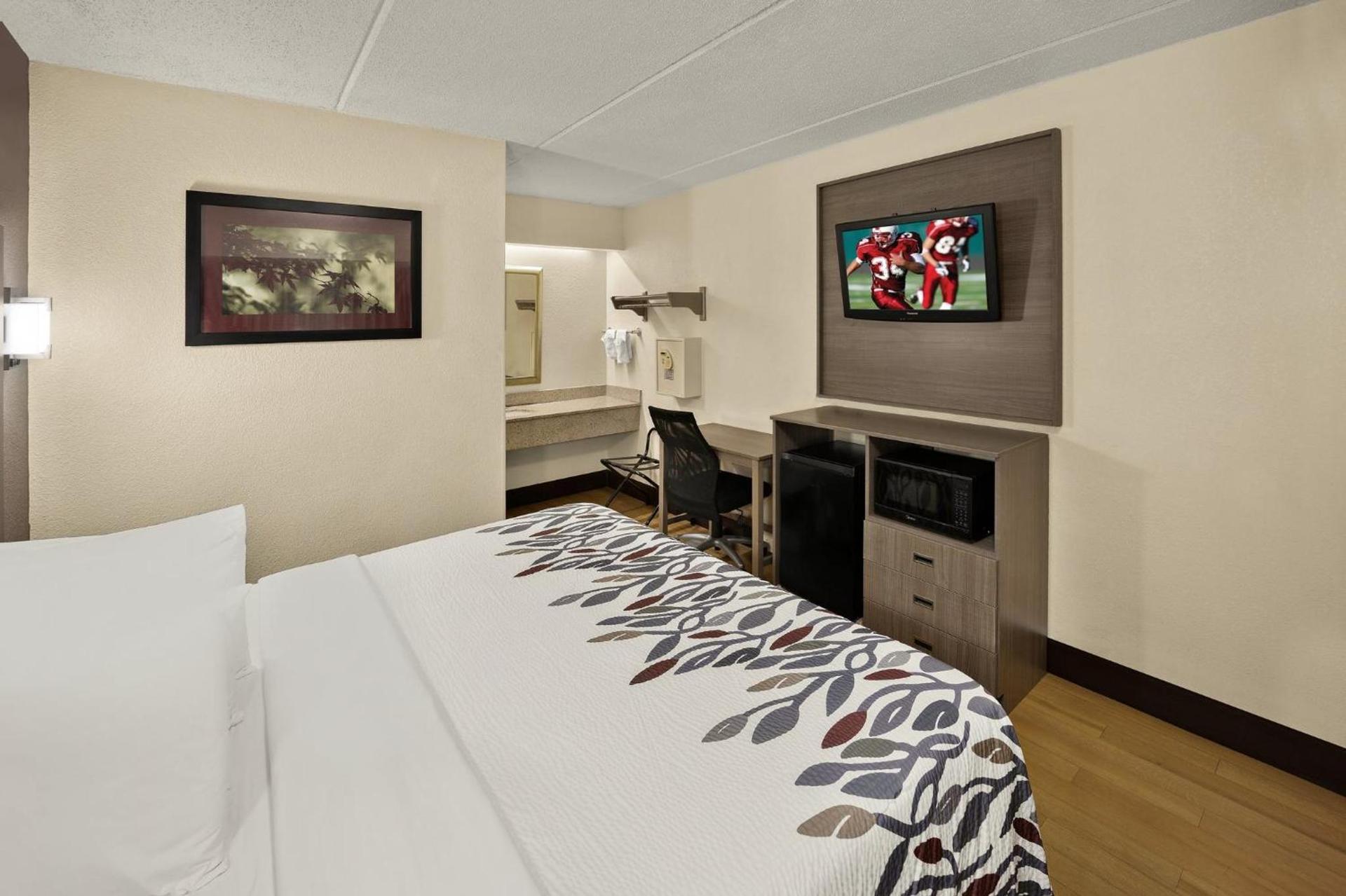 Red Roof Inn Chapel Hill - UNC photo 19
