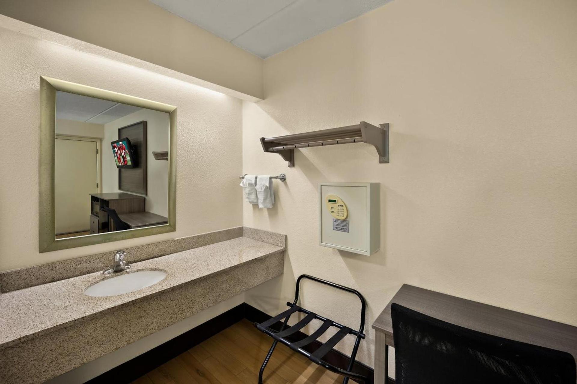 Red Roof Inn Chapel Hill - UNC photo 26