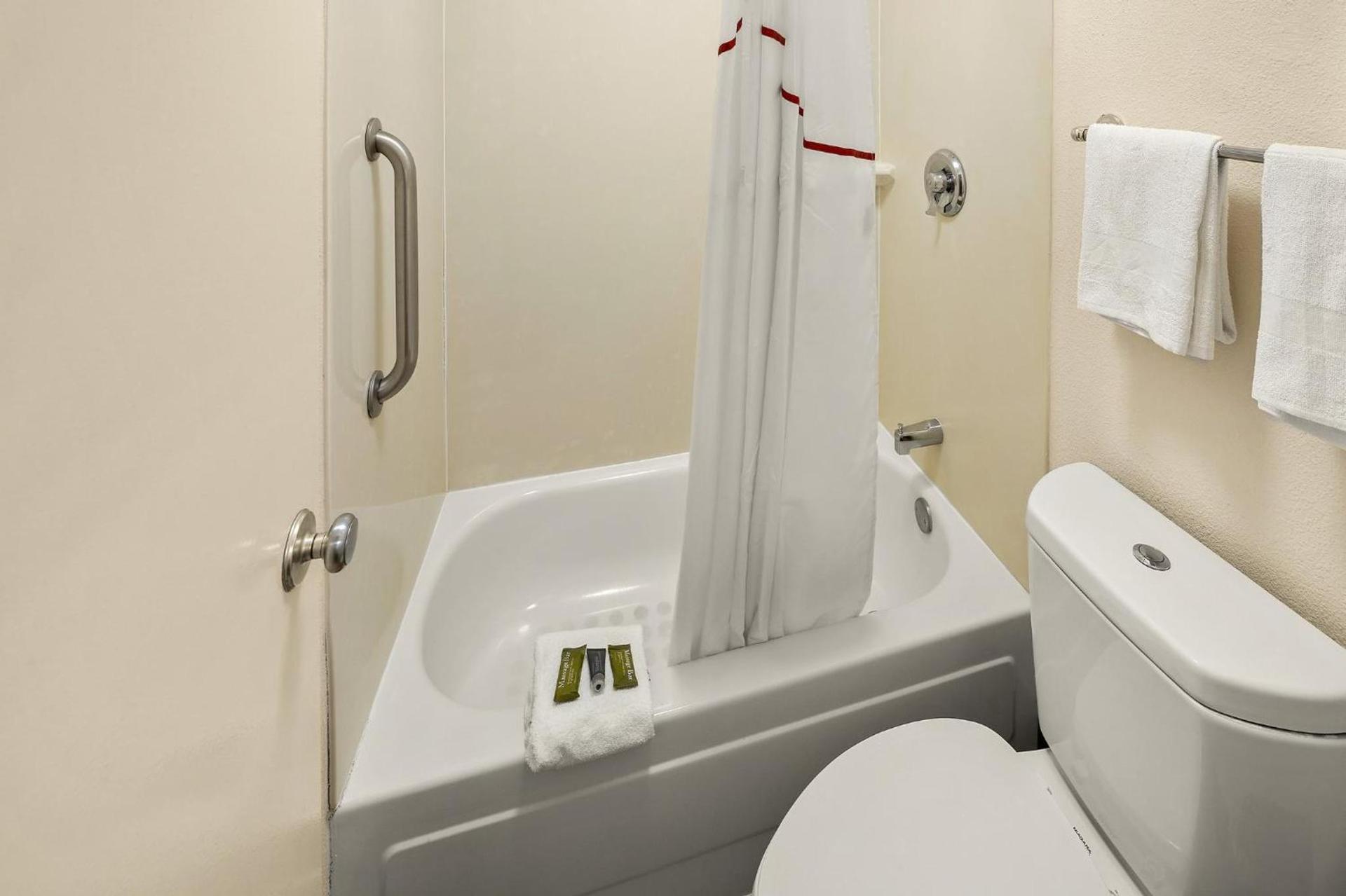 Red Roof Inn Chapel Hill - UNC photo 25