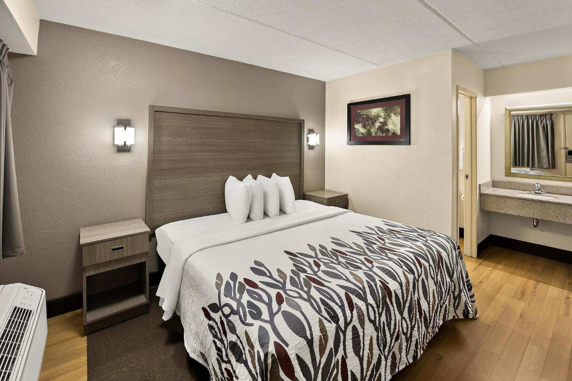 Red Roof Inn Chapel Hill - UNC photo 17