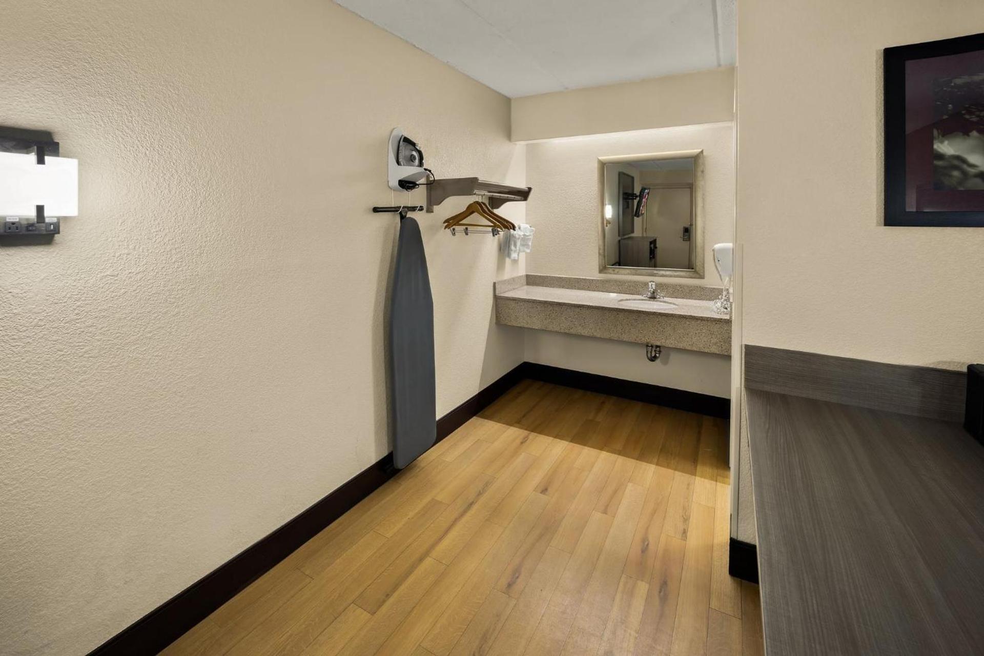 Red Roof Inn Chapel Hill - UNC photo 8