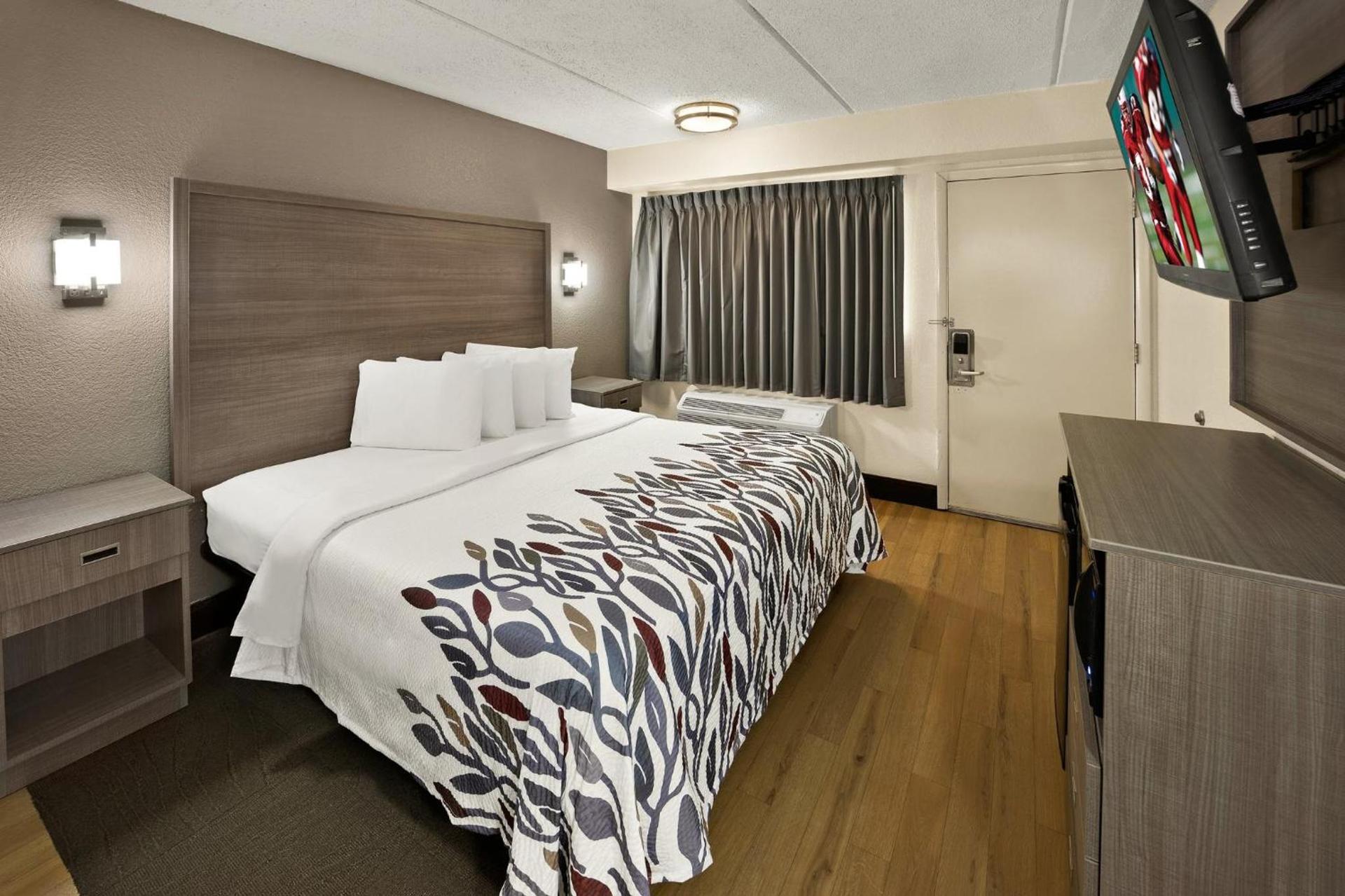 Red Roof Inn Chapel Hill - UNC photo 10