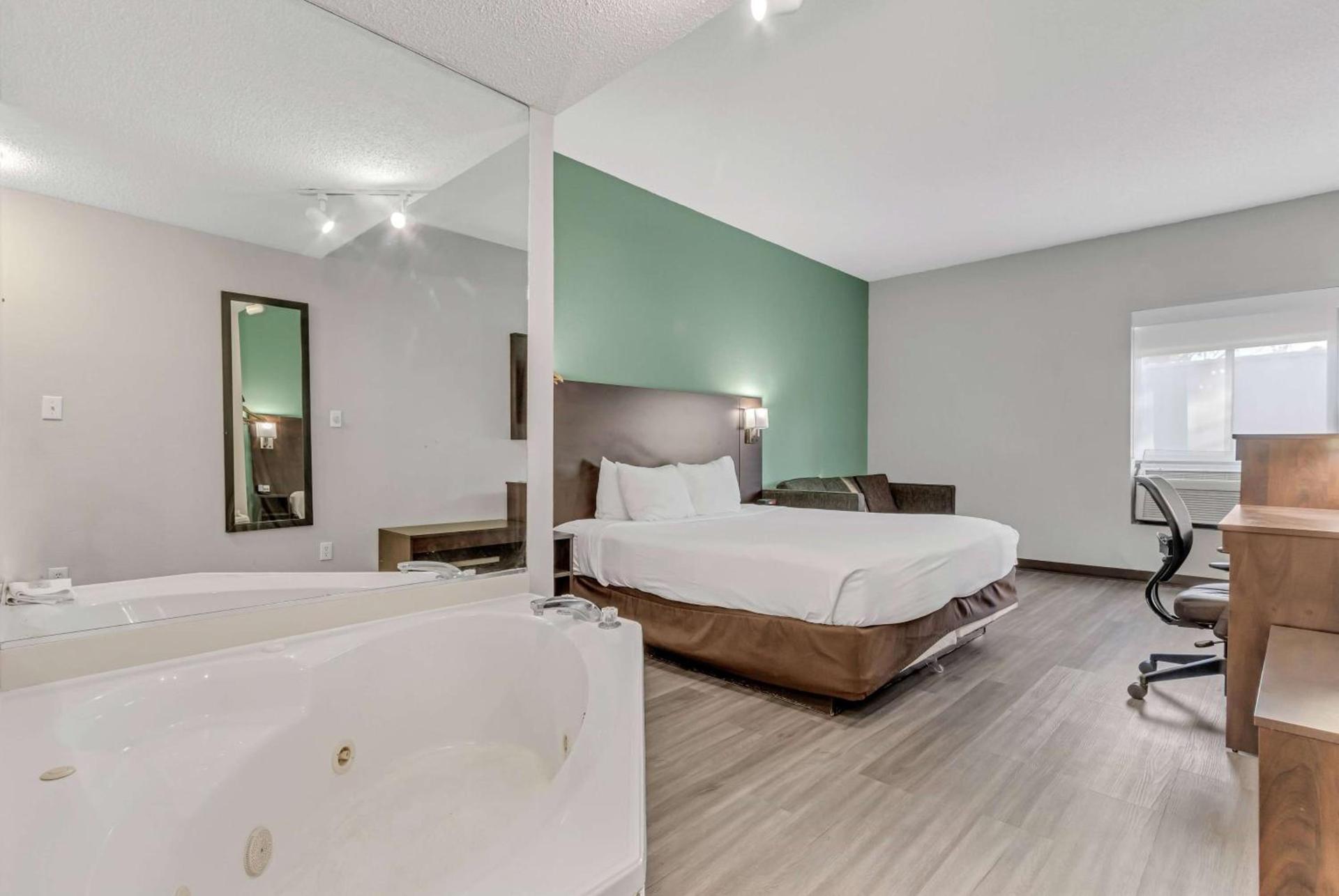 Baymont by Wyndham N Myrtle Beach - Park & Sports Complex Area photo 17
