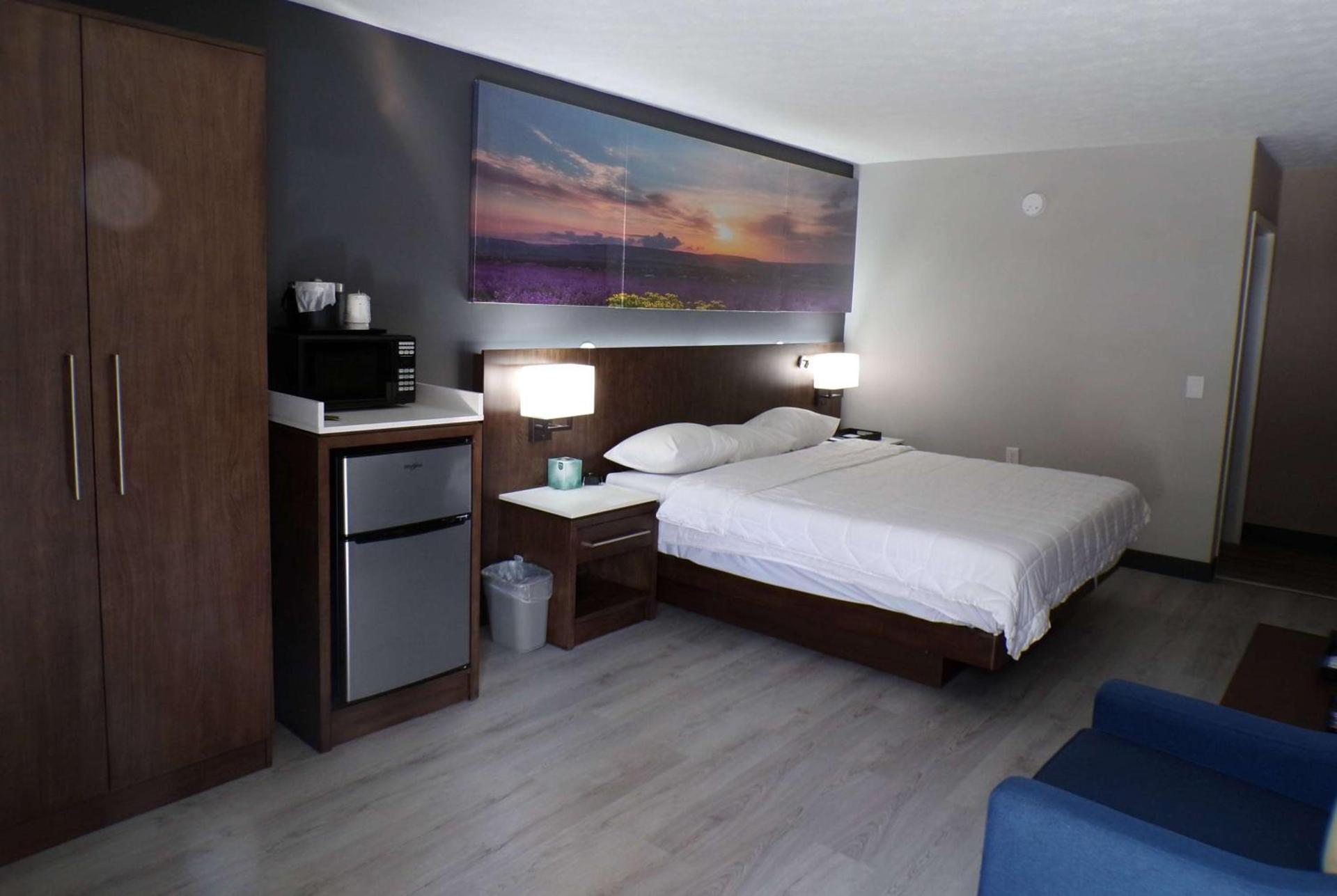Luxor Inn & Suites, a Travelodge by Wyndham photo 8