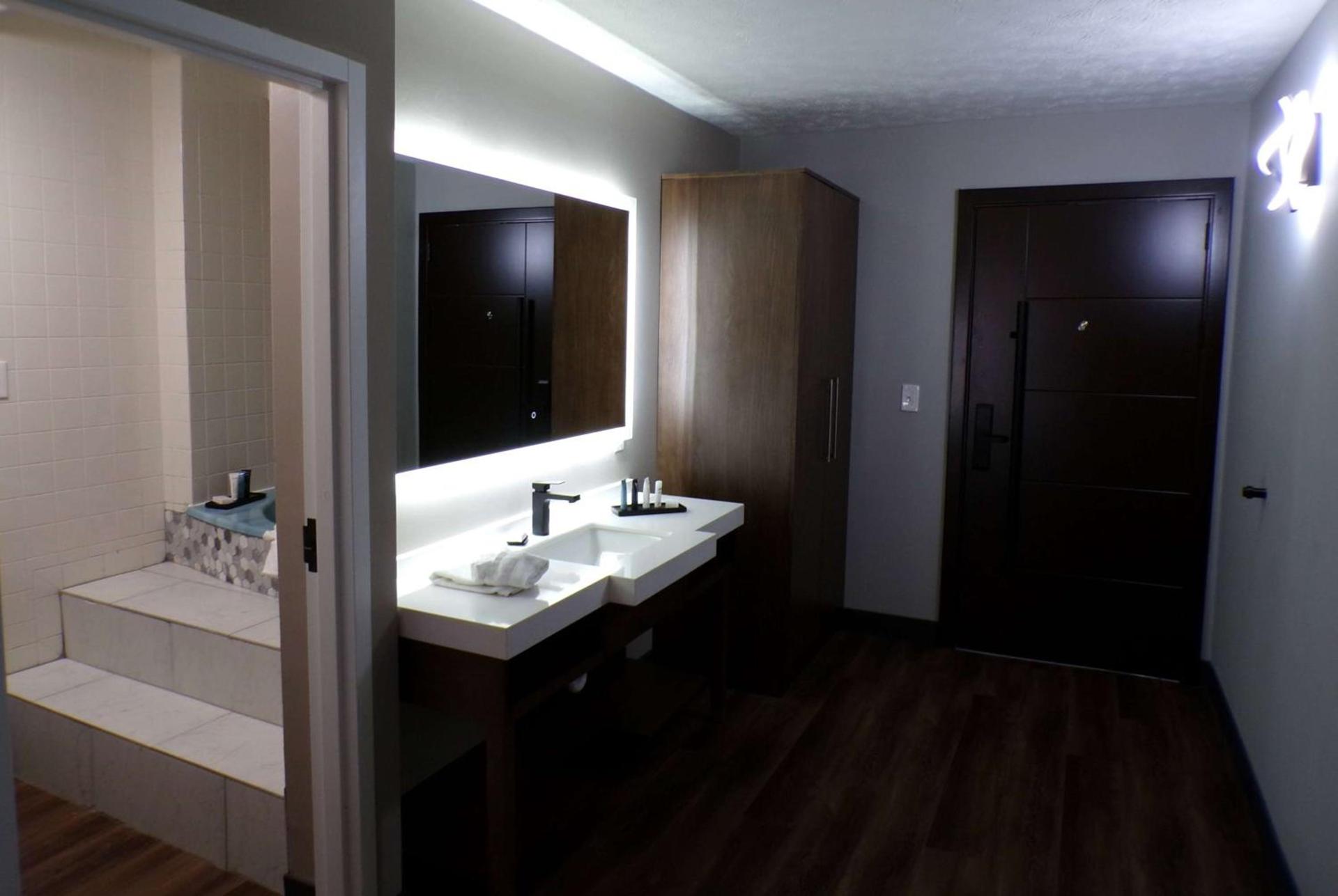 Luxor Inn & Suites, a Travelodge by Wyndham photo 9