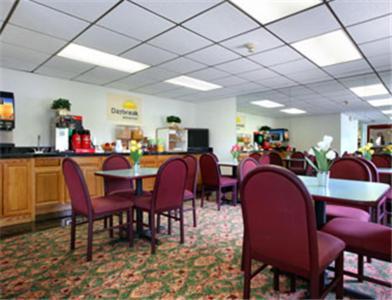 Travelodge by Wyndham Waukegan Gurnee photo 3