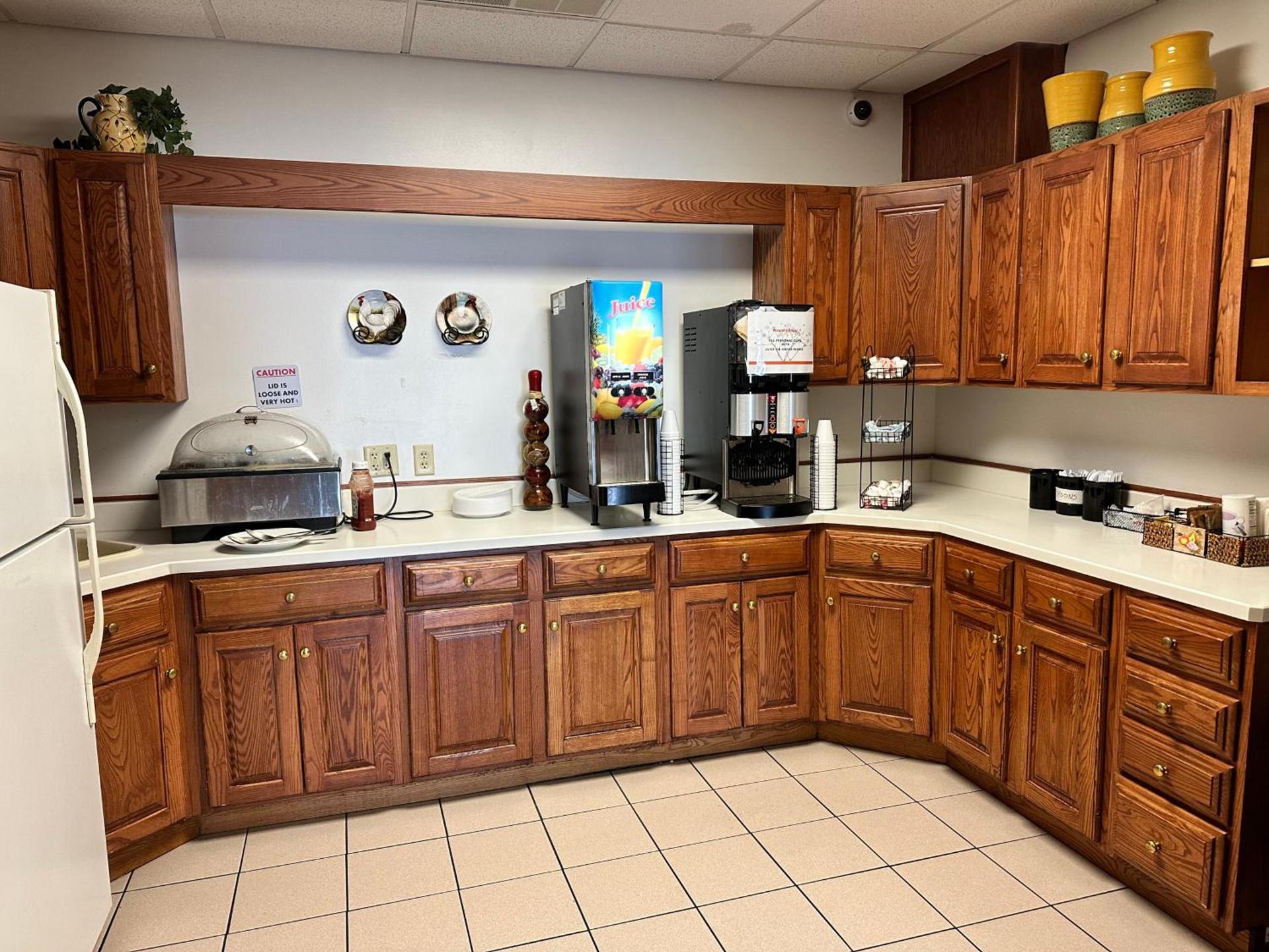 Ramada by Wyndham Saginaw Hotel & Suites photo 52