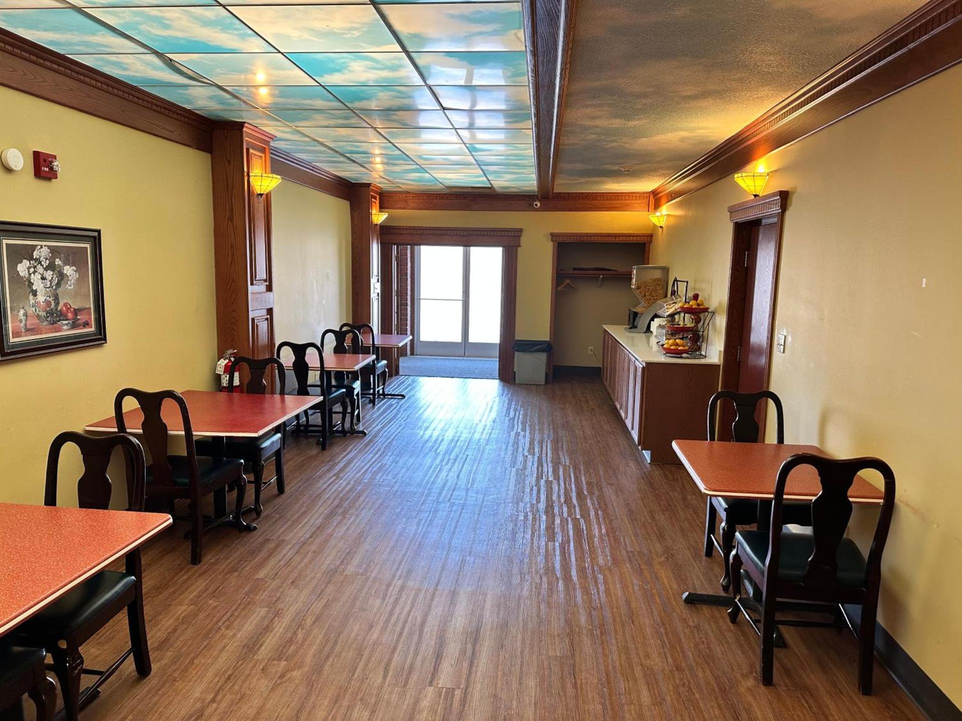 Ramada by Wyndham Saginaw Hotel & Suites photo 53