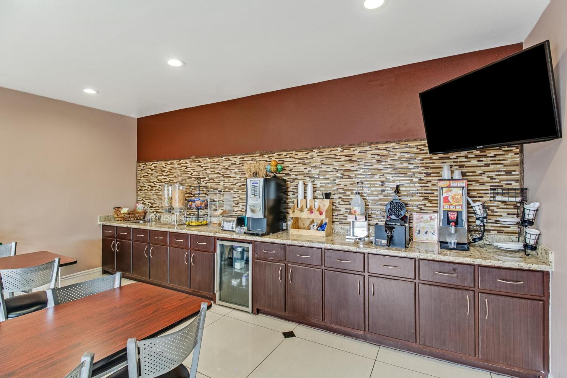 Americas Best Value Inn - FM 529 photo 8