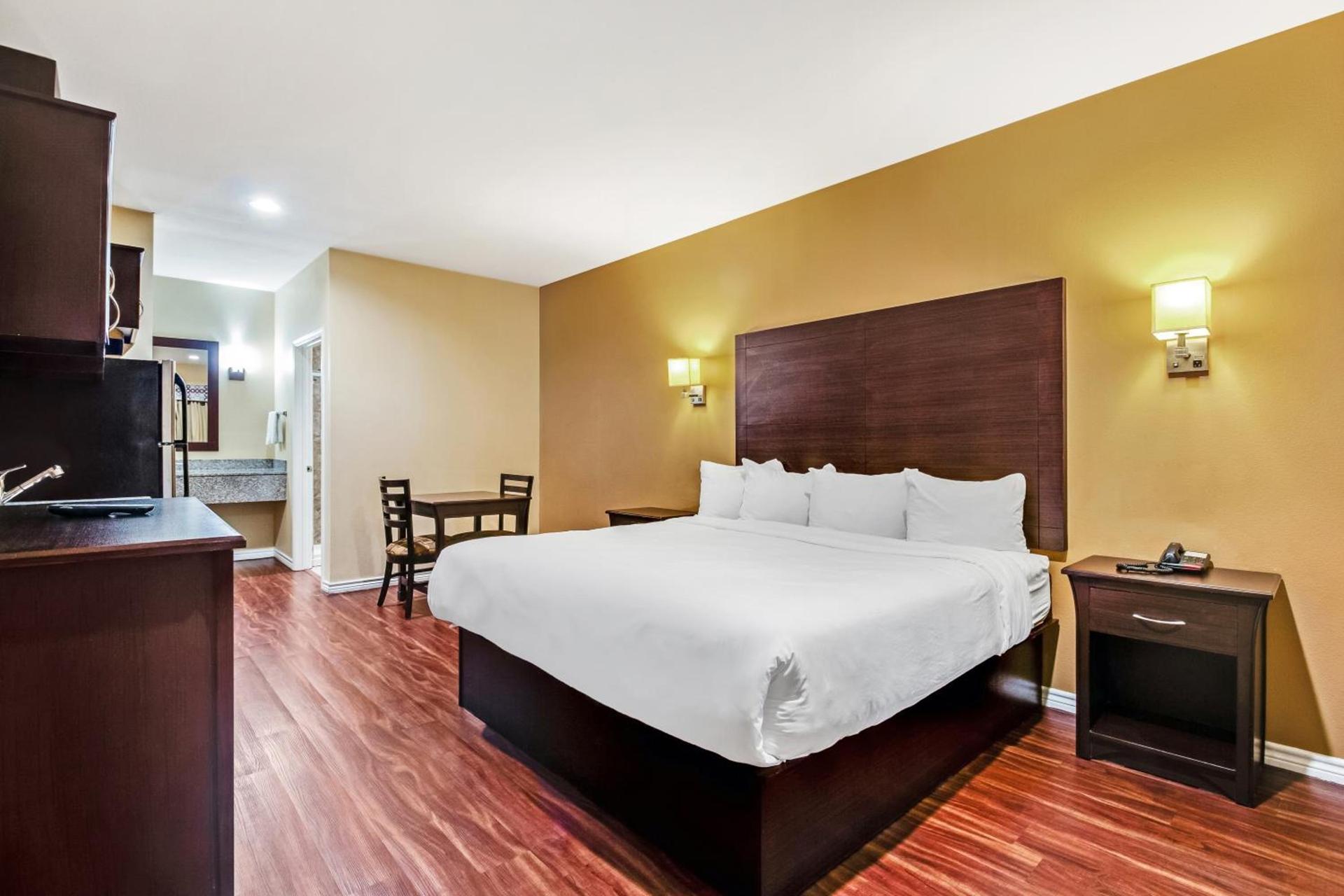 Americas Best Value Inn - FM 529 photo 7