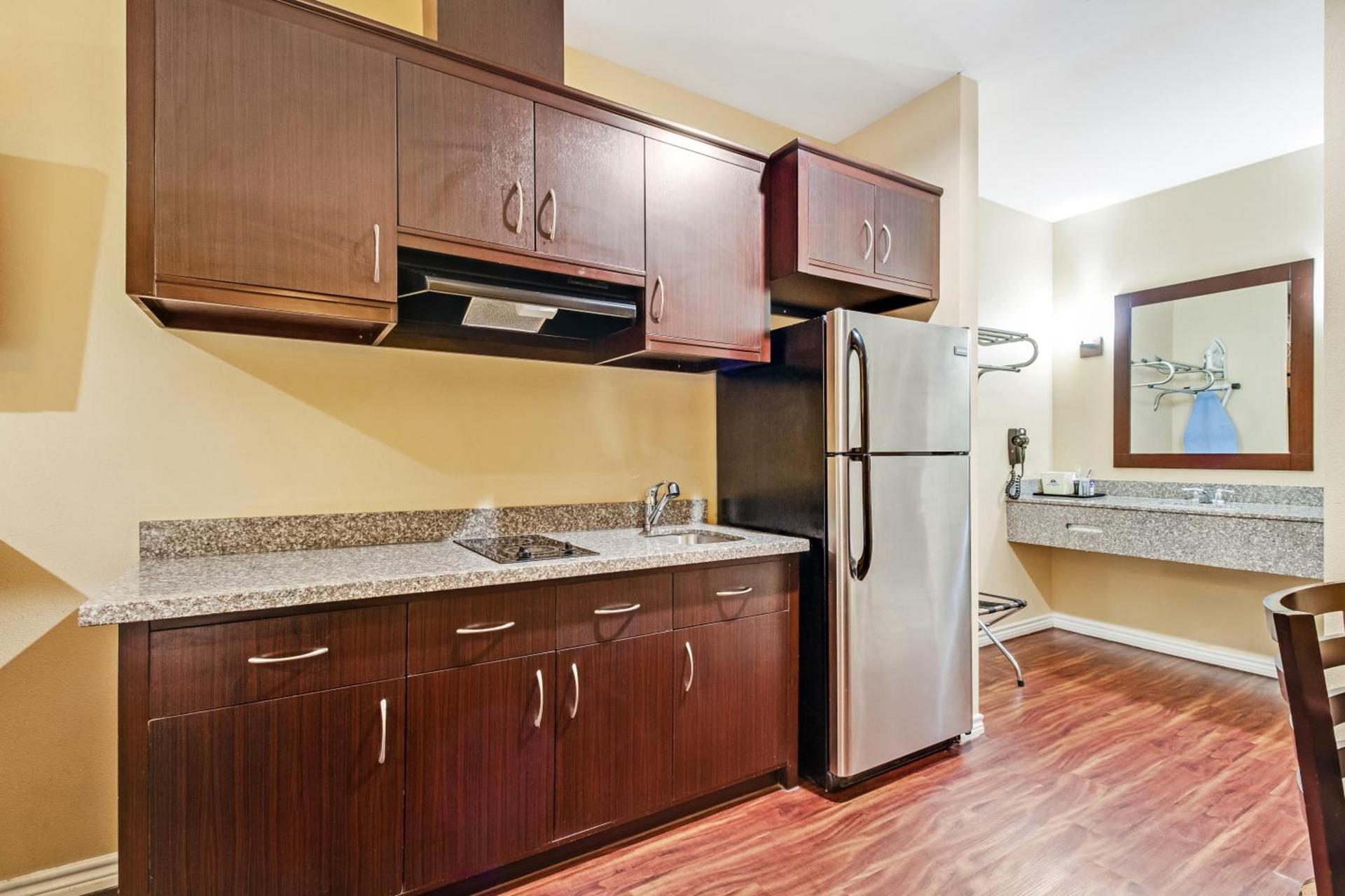 Americas Best Value Inn - FM 529 photo 9