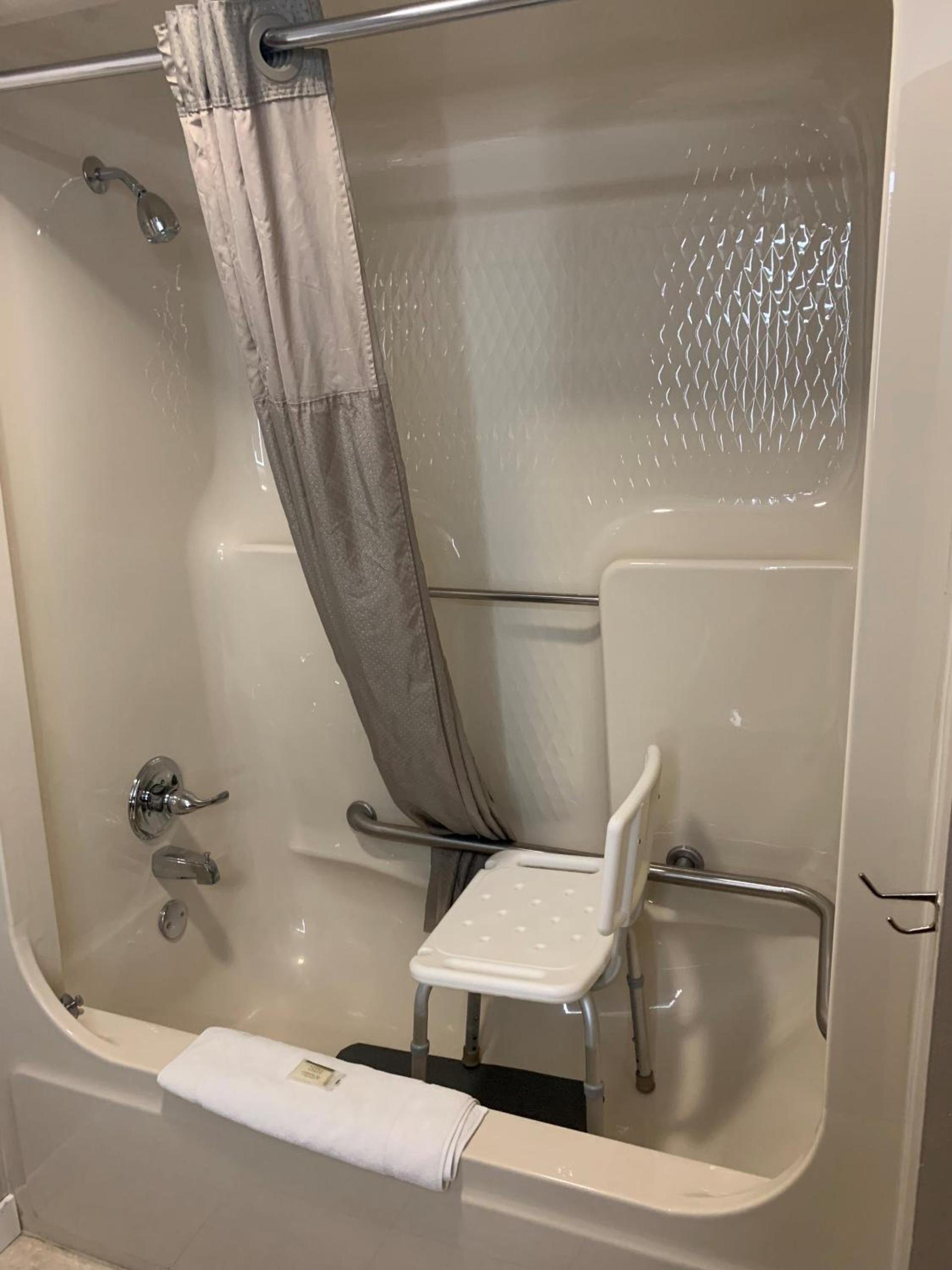 Travelodge by Wyndham Escanaba photo 51