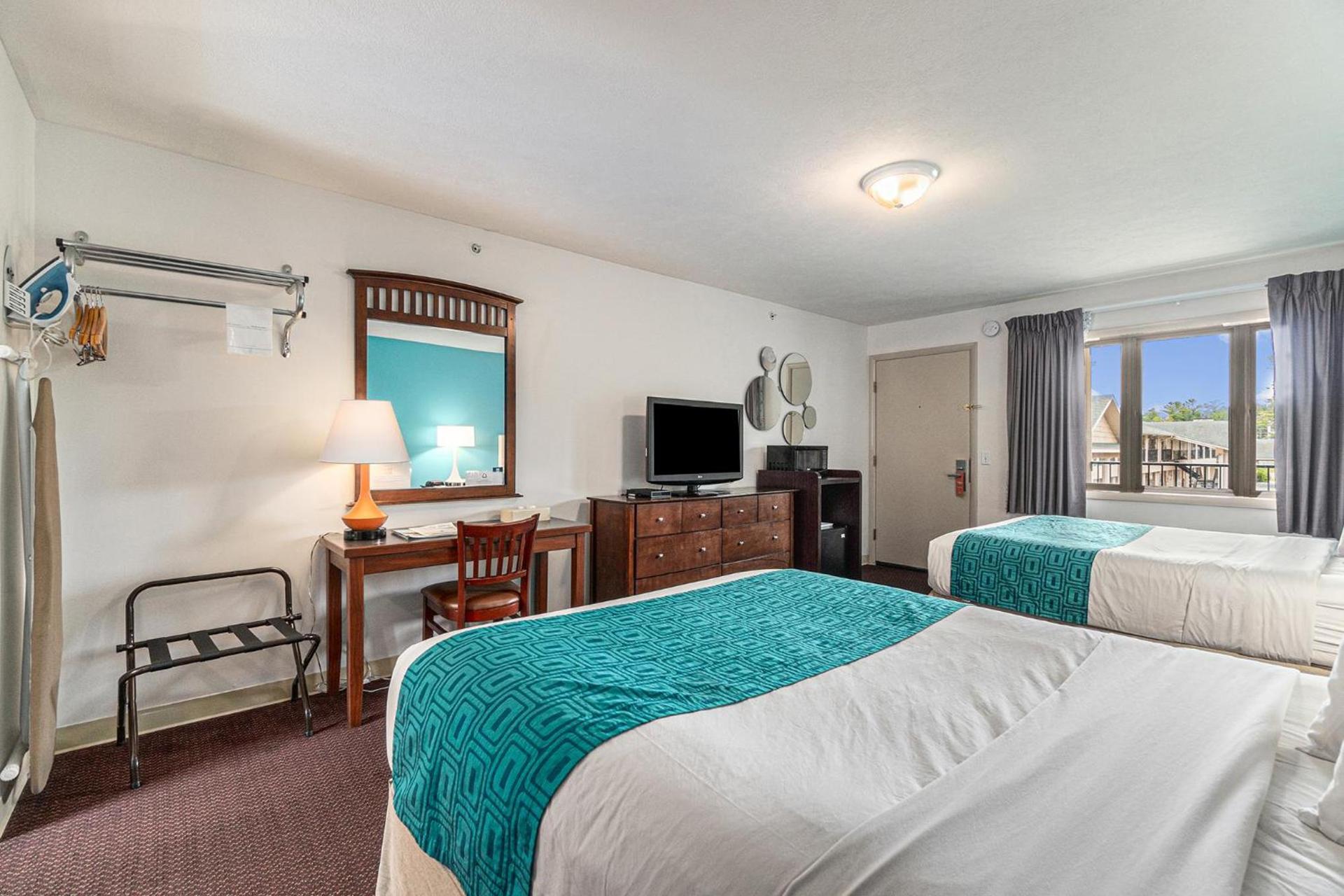 Howard Johnson by Wyndham Traverse City photo 43