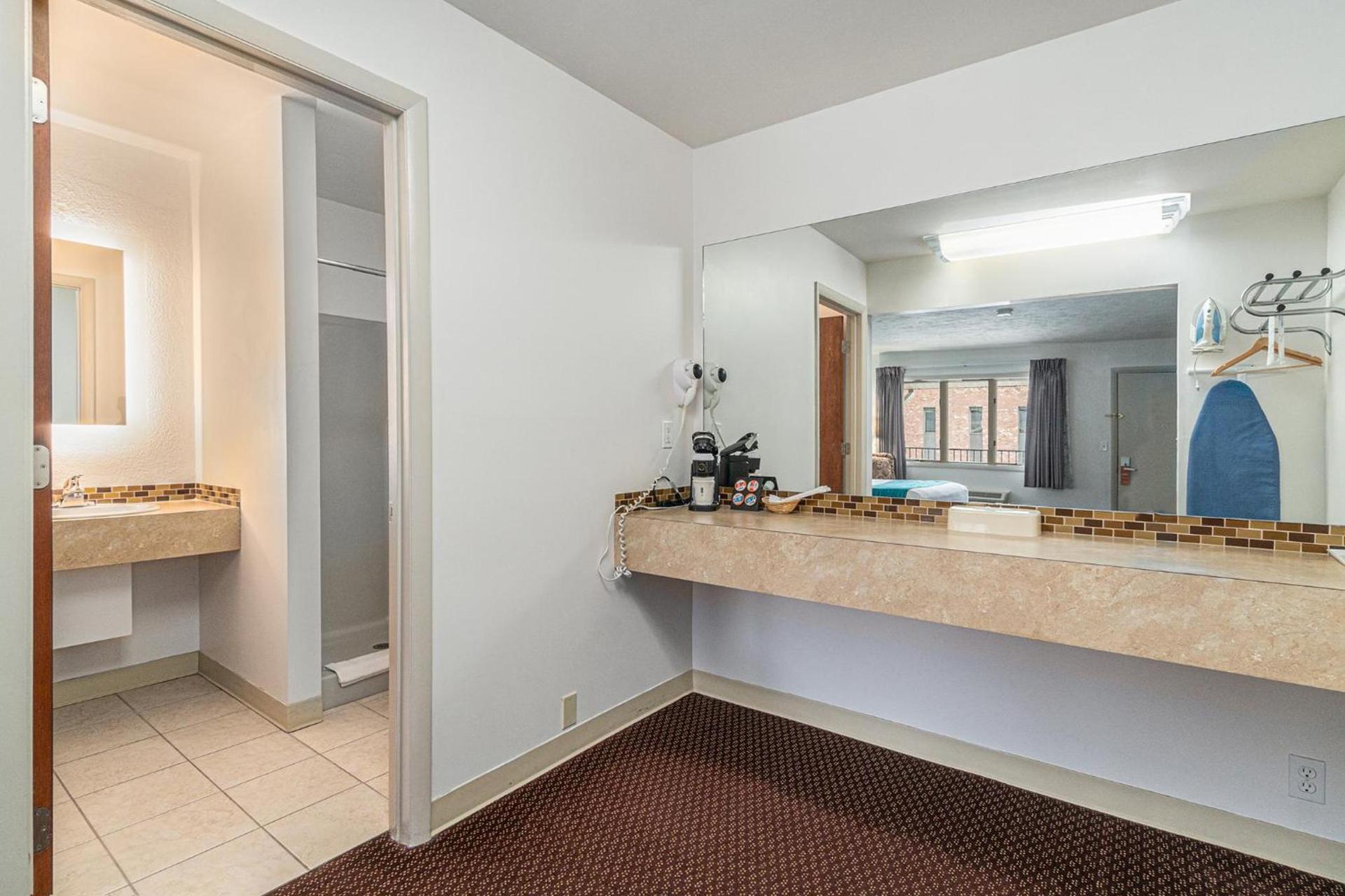 Howard Johnson by Wyndham Traverse City photo 54