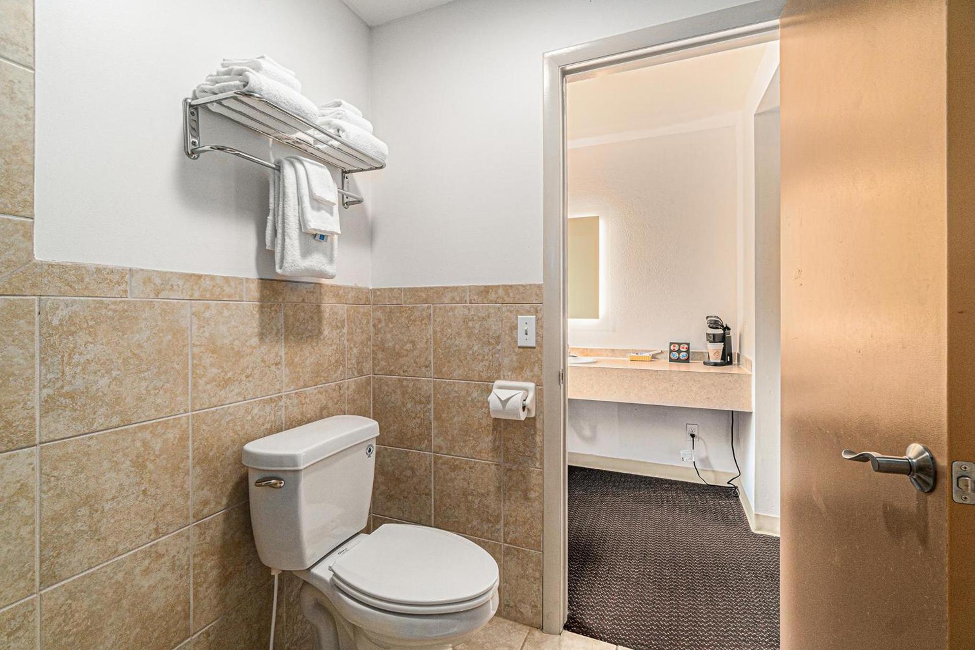 Howard Johnson by Wyndham Traverse City photo 56