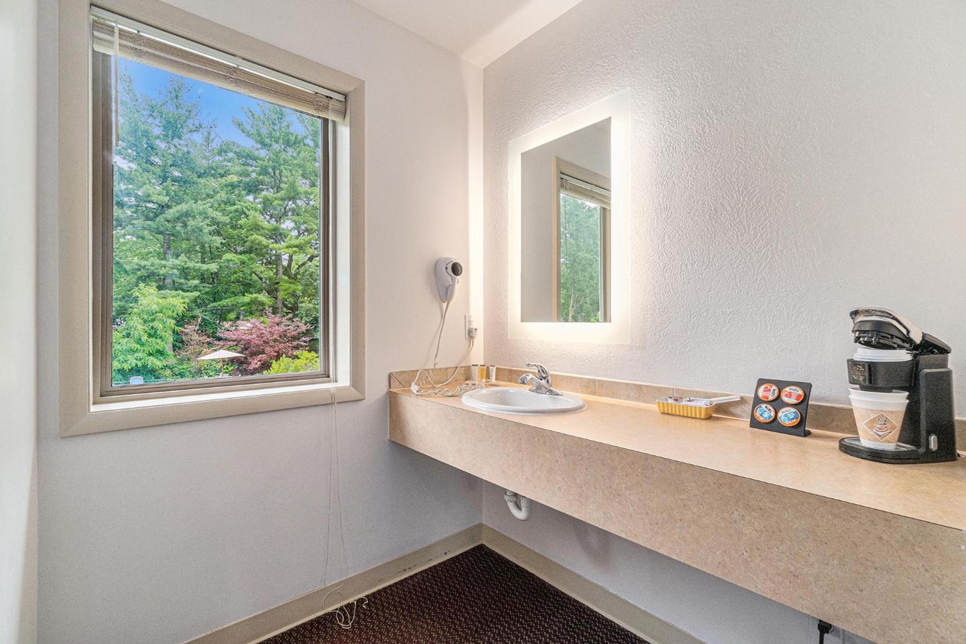 Howard Johnson by Wyndham Traverse City photo 48
