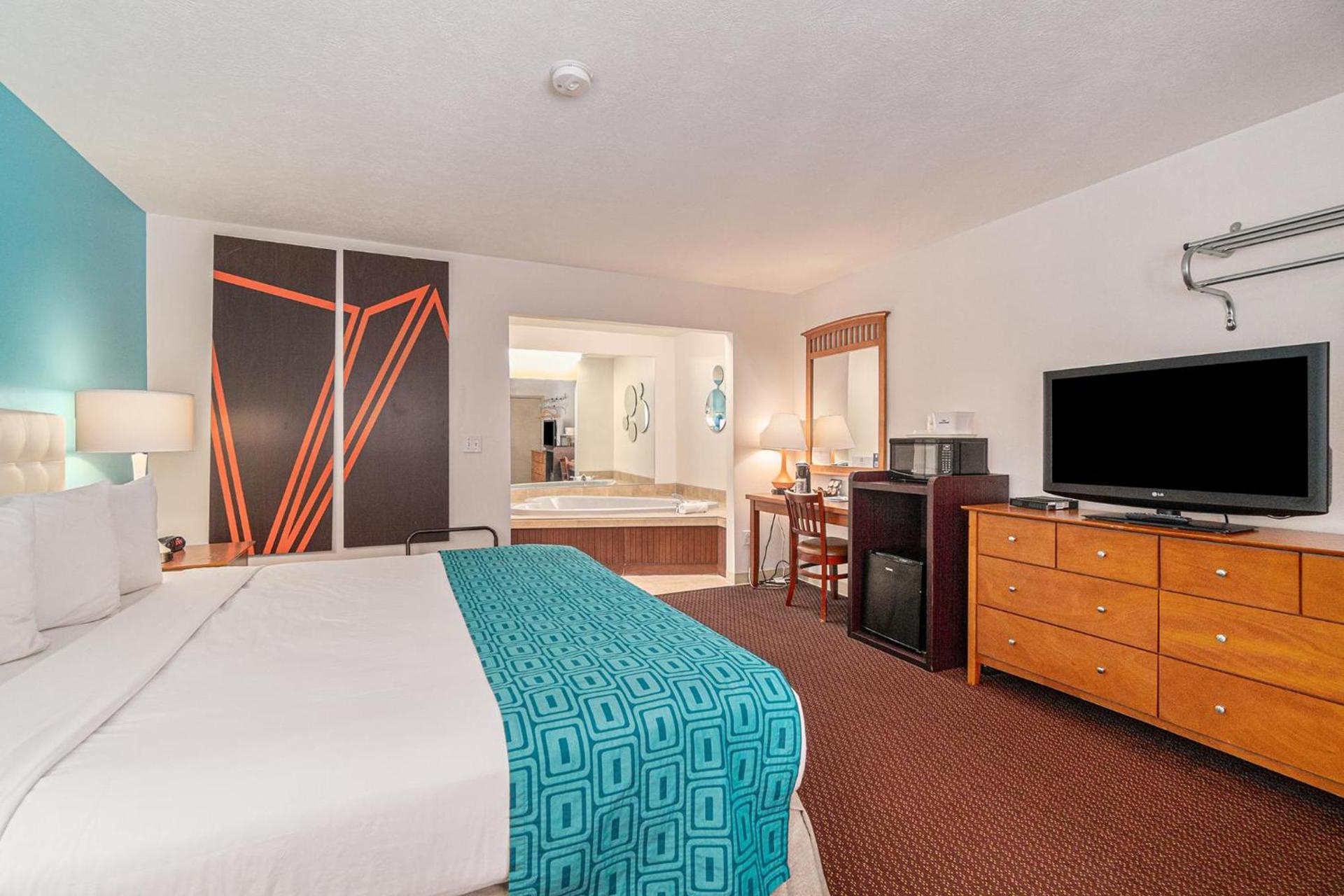 Howard Johnson by Wyndham Traverse City photo 29