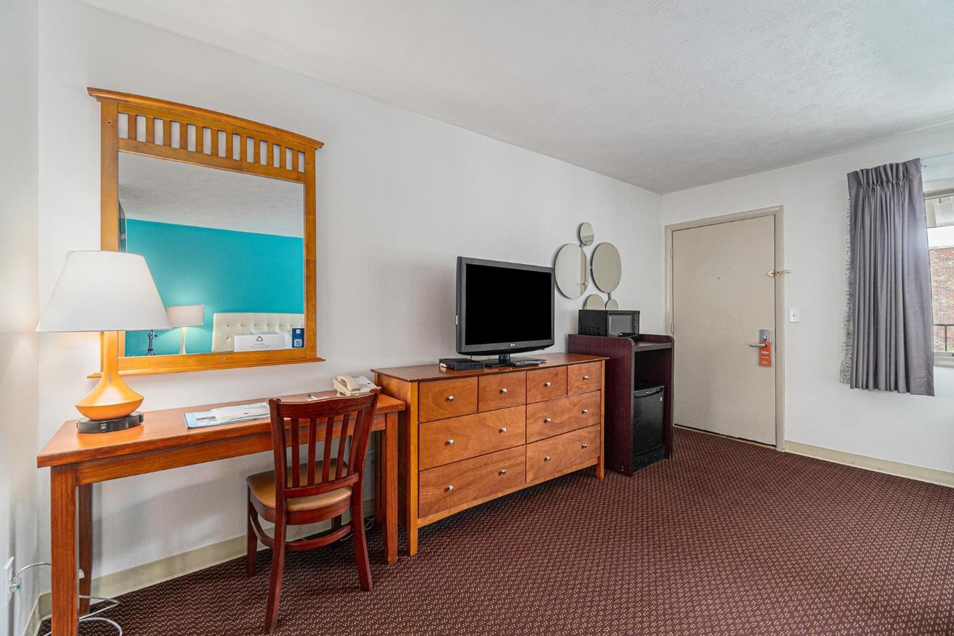 Howard Johnson by Wyndham Traverse City photo 45