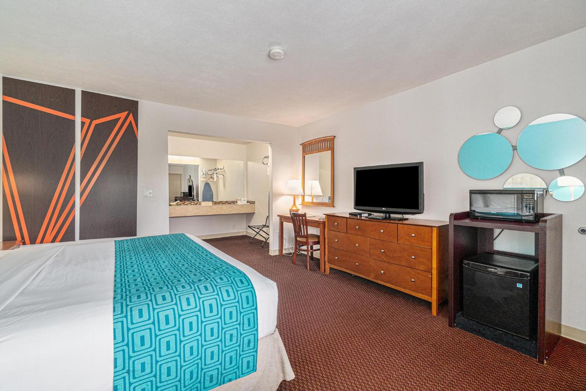Howard Johnson by Wyndham Traverse City photo 34