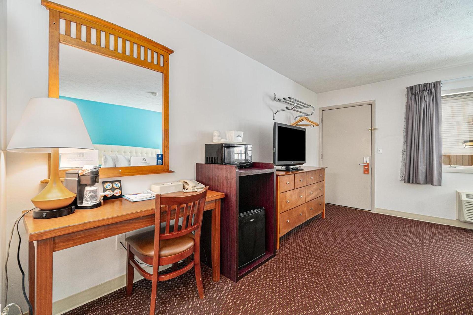Howard Johnson by Wyndham Traverse City photo 57