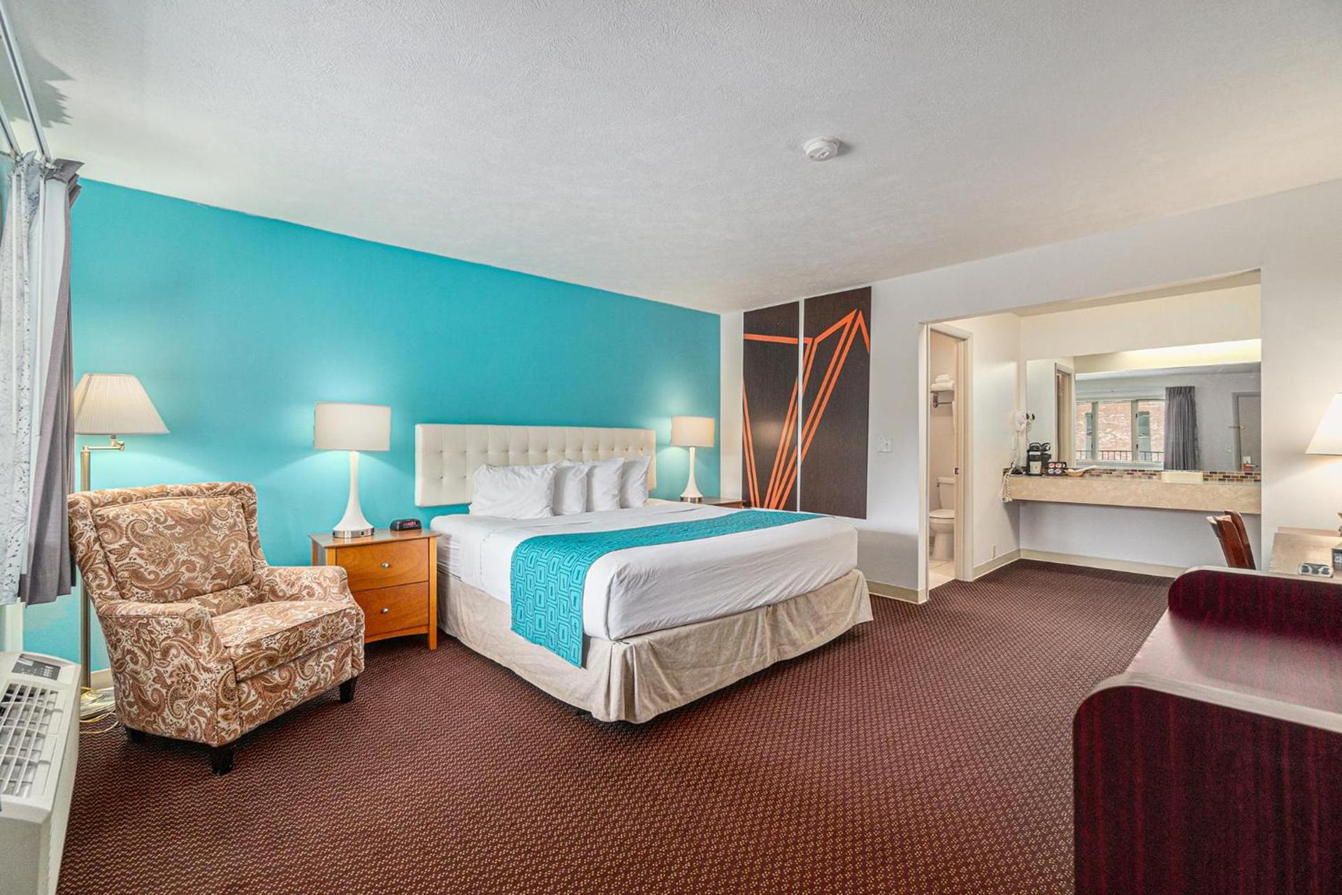 Howard Johnson by Wyndham Traverse City photo 35