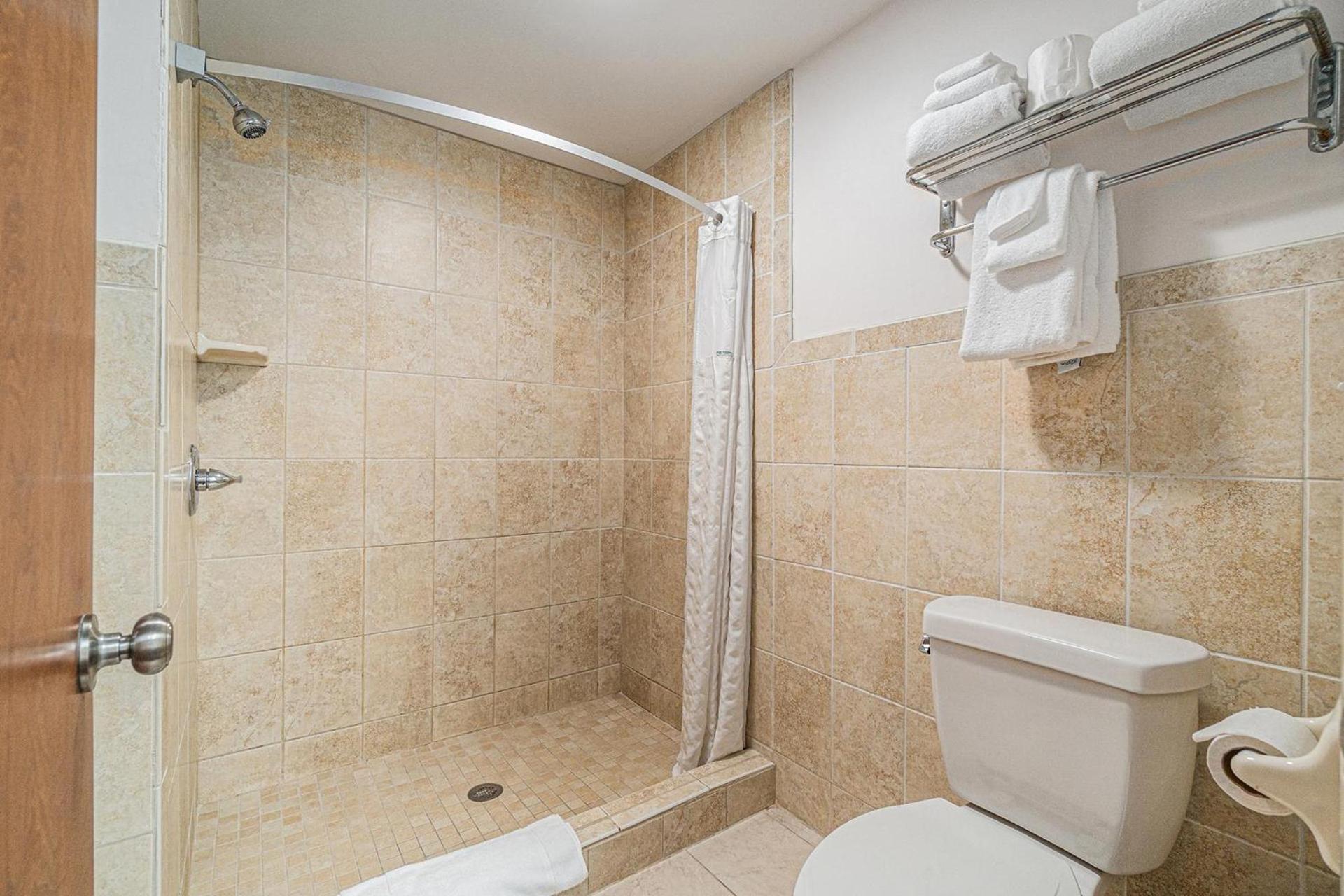 Howard Johnson by Wyndham Traverse City photo 46